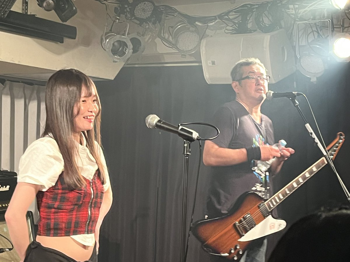 a_foomin's tweet photo. 1/1に亡くなったミネちゃんの追悼ライブでした。
１日で何度も聴いてたのに、ワタクソ１曲目の『喜界島の特攻花』聴いてたら、夕焼けの栃木PARCOの屋上で初めて聴いた時を思い出して、嗚咽してしまいました。
ミネちゃんと出会った頃の仲間とも久しぶりに会えて大切な時間を過ごせました！ https://t.co/J4qe0HV0kV