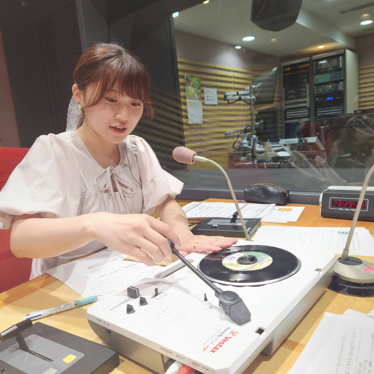 今夜のオールナイトニッポン
#ミュージック10
／
「メール紹介できなくてごめんねスペシャル」
＼

ニッポン放送の #前島花音 アナウンサーが
アナログレコードに
生まれて初めて
針を落とす…
レコードを知らない世代…
針の持ち方が……😱

ただいま、
二ッポン放送以外の放送局で
ONAIR中❣