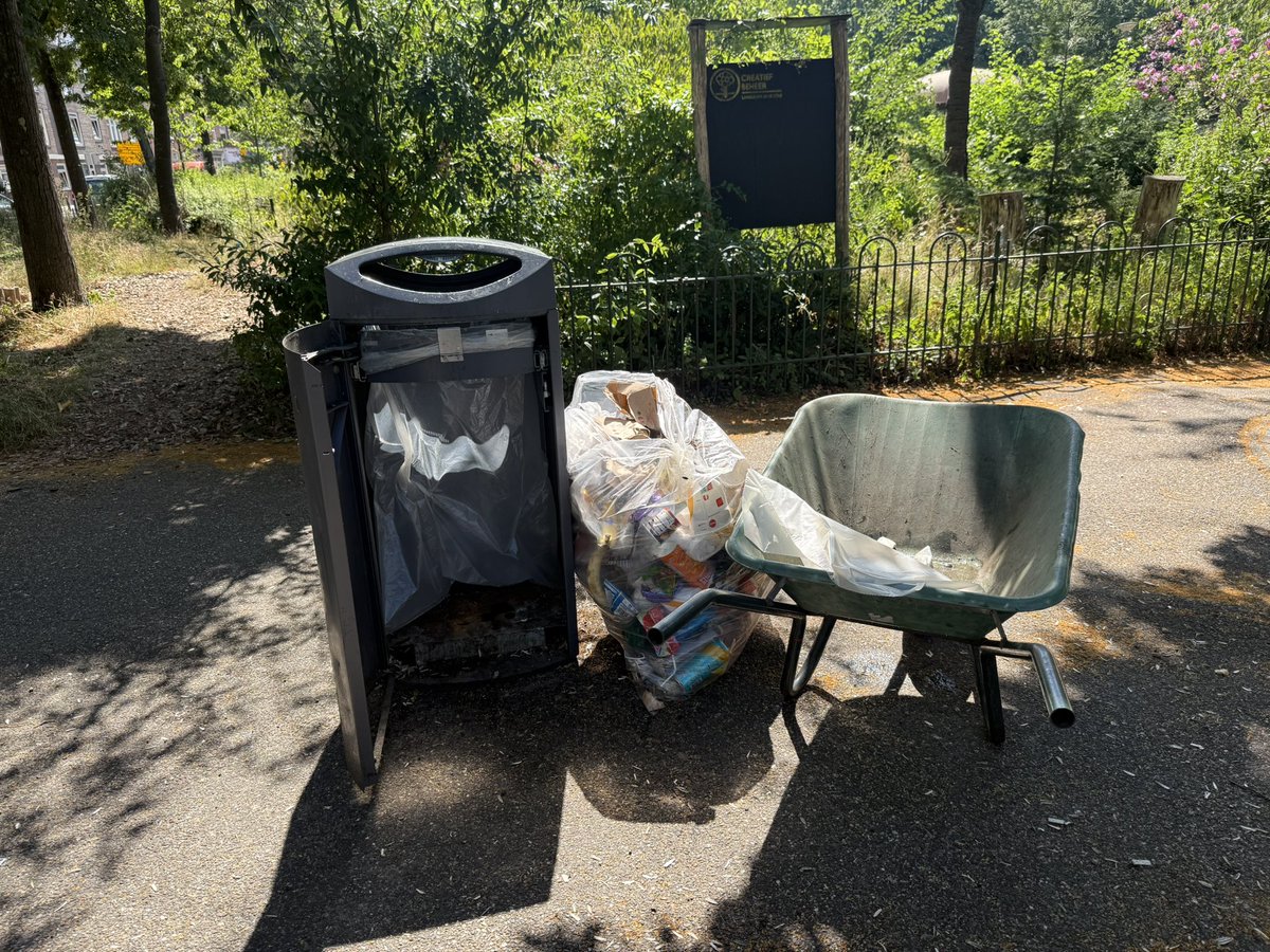 rinibiemans's tweet photo. Een prachtige dag in #park1943 nu valt er weinig te tuinieren in de zomer en met droogte kun je het beter met rust laten. Het is nu vooral het zwerfvuil en de vuilnisbakken. Het park wordt intensief gebruikt. Het enige park in een stenige wijk. #botu #rotterdam #biocrow https://t.co/xDzKzCf7Ai