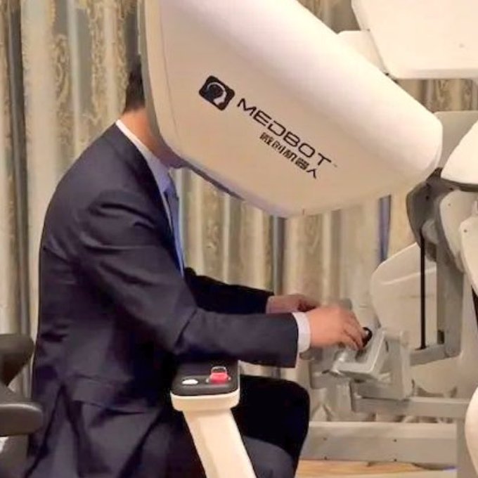 #BREAKING: Chinesischen Chirurgen ist es gelungen, Leberoperationen per Satellit aus 5.000 km Entfernung durchzuführen.  tagde24.com