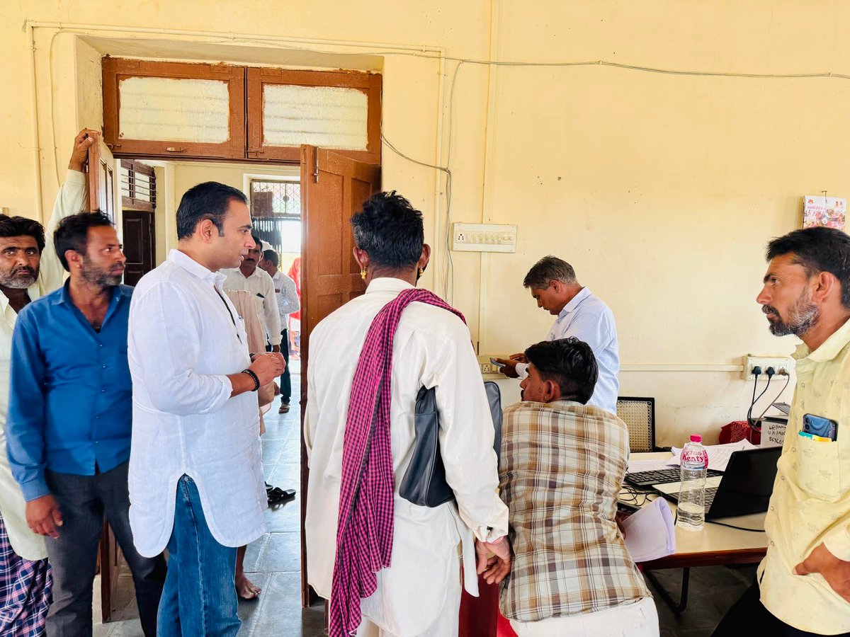 📍 दूदाबेरी

"अन्त्योदय सम्बल पखवाड़ा" के अंतर्गत राजस्थान सरकार द्वारा ग्रामीण क्षेत्रों में मूलभूत समस्याओं के समाधान हेतु शिविरों का आयोजन किया जा रहा है। आज दूदाबेरी ग्राम पंचायत में आयोजित शिविर में पहुंचकर ग्रामवासियों से संवाद कर उनकी शिकायतें सुनी।

शिविर में उमड़ी भीड़