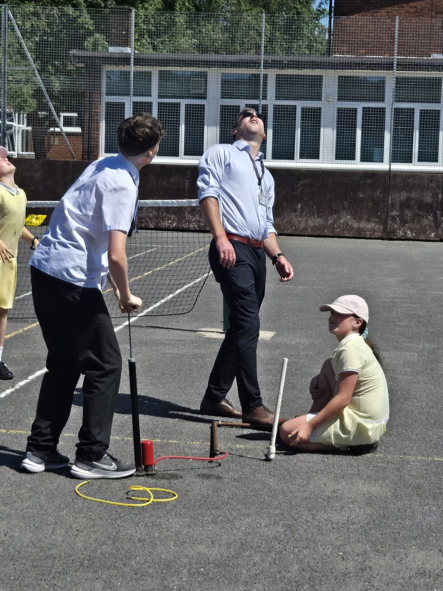 JacintaSCOS's tweet photo. A very exciting Science Day @StMichaelsCHS 
Thank you for having us! #StCathsScience https://t.co/qxXxw0s2Tj