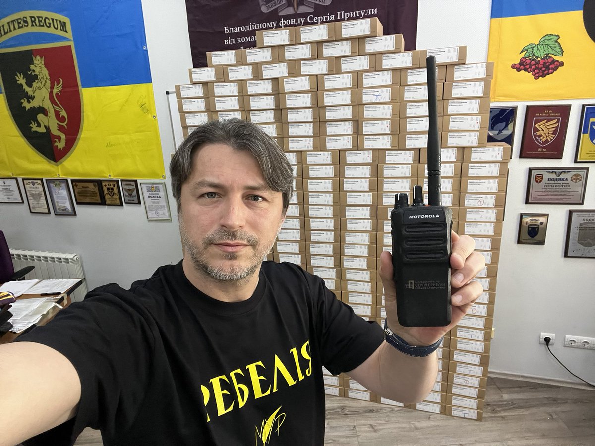 serhiyprytula's tweet photo. Звʼязок приїхав на майже 4,6 млн.грн. 

Підрозділи Сил Оборони поповнять рації Motorola R7a в кількості 245 одиниць!

І все це завдяки тому, що ви не тільки читаєте повідомлення і лайкаєте їх, але й не проходите повз реквізити для донатів:

https://t.co/wbS4gw7Mvp
Картка: 5168 7420 6353 7207
PayPal: serhiy.prytula.kyiv@gmail.com

Ваш регулярний донат робить можливими наші регулярні закупівлі!

Дякую!
Працюємо, панове!
