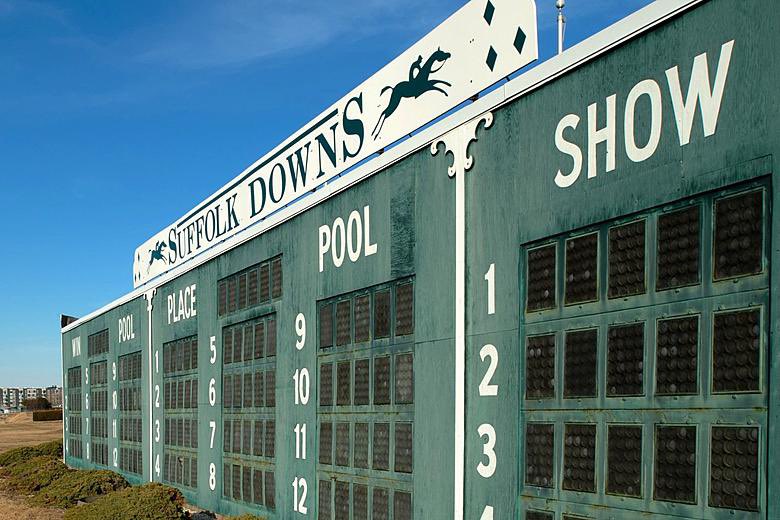 graybrigade's tweet photo. #OnThisDay in 2019, the final thoroughbred race was run at Suffolk Downs in East Boston, MA. This effectively ended #HorseRacing in New England, the last remaining track being #PlainridgePark. Famous horses that raced there included Seabiscuit, Whirlaway &amp; Cigar.
📸: Equi-photo https://t.co/JWq4nWEMxA
