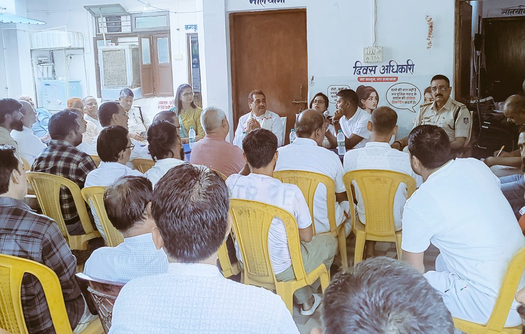 Ramkhelawanbjp's tweet photo. स्थानीय #अमरपाटन अंतर्गत आज थाना अमरपाटन में आगामी त्यौहारों, पर्वों के दृष्टिगत आयोजित की गई शांति समिति की बैठक में, आम व्यापारी साथियों, स्थानीय जन प्रतिनिधियों, थाना प्रशासन, सीओमओ, तहसीलदार, एसडीएम, की मौजूदगी में 

अपने विचार, सुझाव रखते हुए विभिन्न विषयों पर सार्थक चर्चा करते हुए जनहित, जागरूकता हेतु आवश्यक दिशा निर्देश दिए।