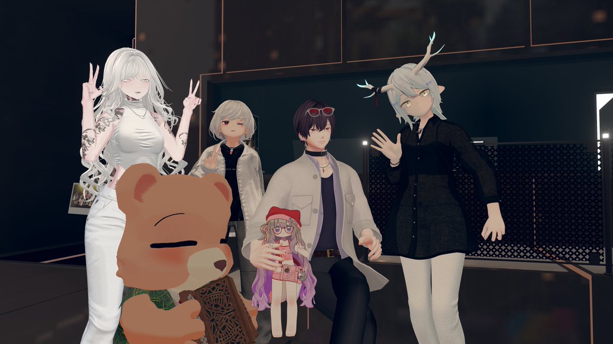 昨日は #PDL_VR で二曲歌わせて頂きました～！！！
知り合いの多いところで歌ってばっかだったので、ここまで白ネームばかりの場所で歌うのは久しぶり
めっちゃくちゃ緊張してたw
無事歌いきれたのはスタッフの皆さんとあったけぇ観客のおかげ！あざます！
自分の歌が少しでも響いてたらいいな
#VRChat