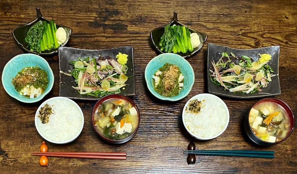 chocopanie's tweet photo. 鰹のタタキを3本頂いたので、今晩は薬味たっぷりの鰹のタタキにしてみた🐟美味しかった〜！

北海道産のアスパラガスも頂き物なのだけれど、大きくて甘くてこちらもすごく美味しかった🥰

6月もお疲れ様、自分😌 https://t.co/o124B7JAry