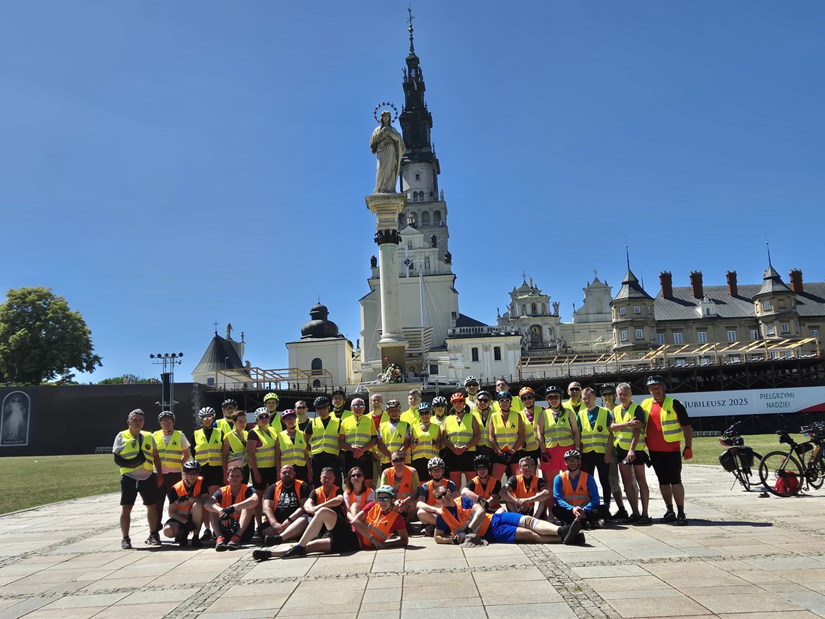 JasnaGoraNews's tweet image. 🚴W intencji powołań i za polską młodzież na #JasnaGóra dotarła 5⃣Redemptorystowska Pielgrzymka Rowerowa.Cykliści z Torunia w 4 dni pokonali 311 km. Dołączyli do nich #pielgrzymi z redemptorystowskiej parafii w Gliwicach. Kilkunastu rowerzystów wyruszy z #sanktuarium do…