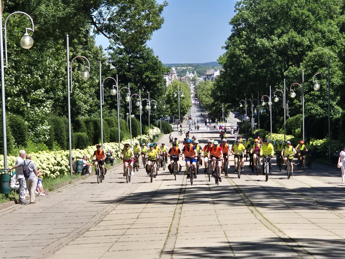 JasnaGoraNews's tweet image. 🚴W intencji powołań i za polską młodzież na #JasnaGóra dotarła 5⃣Redemptorystowska Pielgrzymka Rowerowa.Cykliści z Torunia w 4 dni pokonali 311 km. Dołączyli do nich #pielgrzymi z redemptorystowskiej parafii w Gliwicach. Kilkunastu rowerzystów wyruszy z #sanktuarium do…