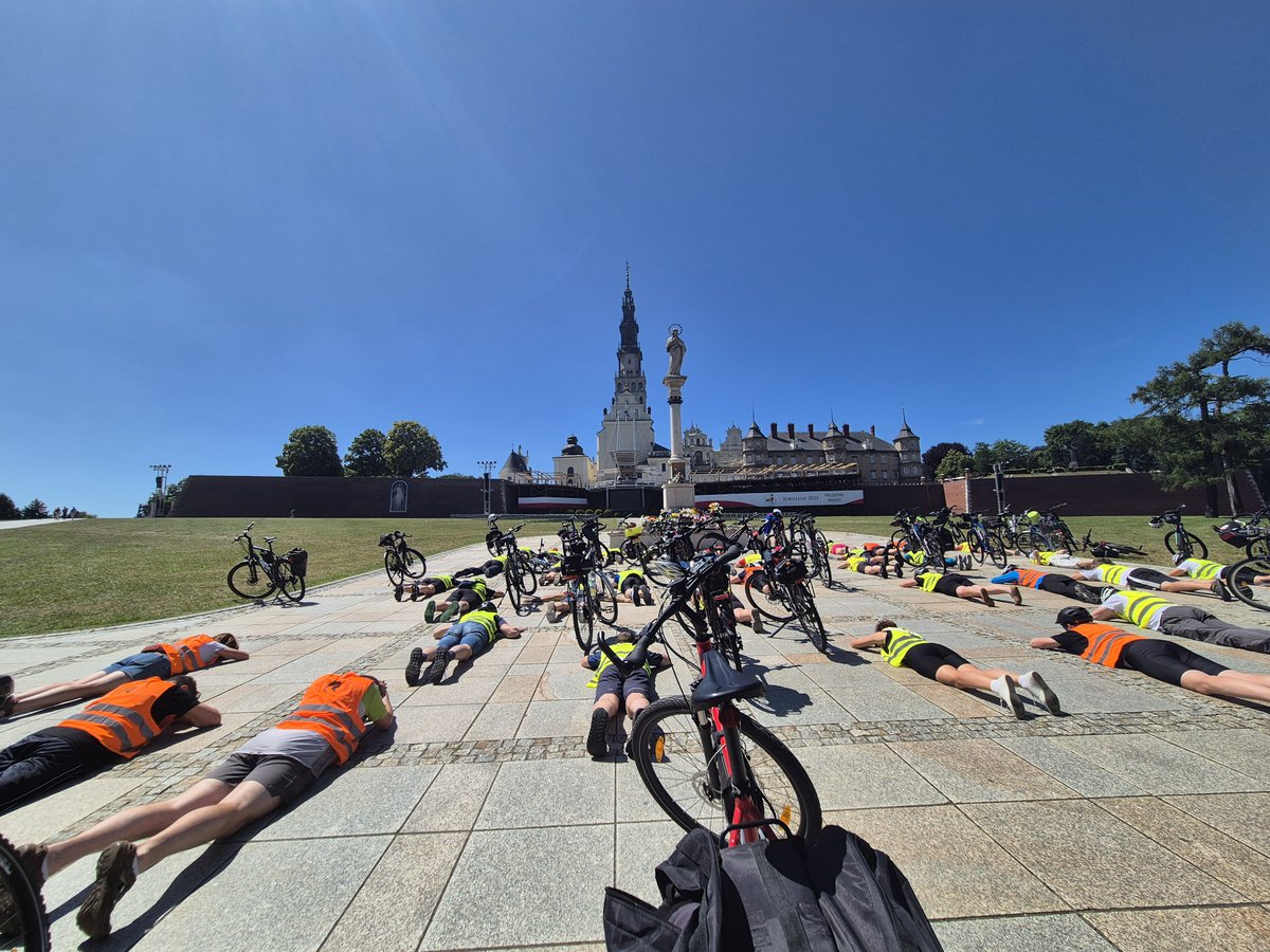 JasnaGoraNews's tweet image. 🚴W intencji powołań i za polską młodzież na #JasnaGóra dotarła 5⃣Redemptorystowska Pielgrzymka Rowerowa.Cykliści z Torunia w 4 dni pokonali 311 km. Dołączyli do nich #pielgrzymi z redemptorystowskiej parafii w Gliwicach. Kilkunastu rowerzystów wyruszy z #sanktuarium do…