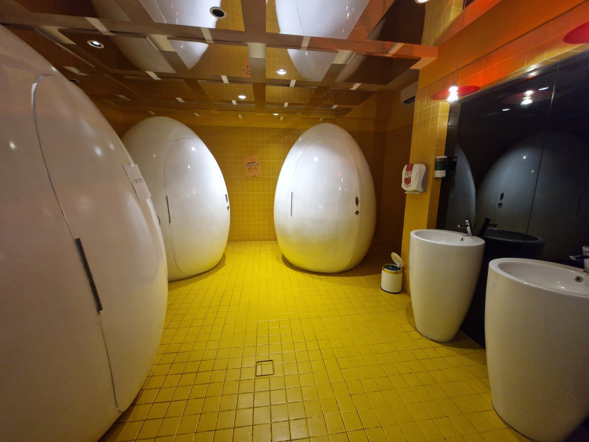 クアラルンプールのシャレオツクラフトビール屋「チキン&amp;ビア」自家製ビールは美味しいし、自慢のチキンはバカでっかい！小鳩一羽くらいの大きさあるよ！
でもサクサクジューシー、スパイス効いて最高！
マレーシアでクラフトビール飲みたい&amp;フライドチキン好きなら絶対ここ！
卵形トイレにびっくり。