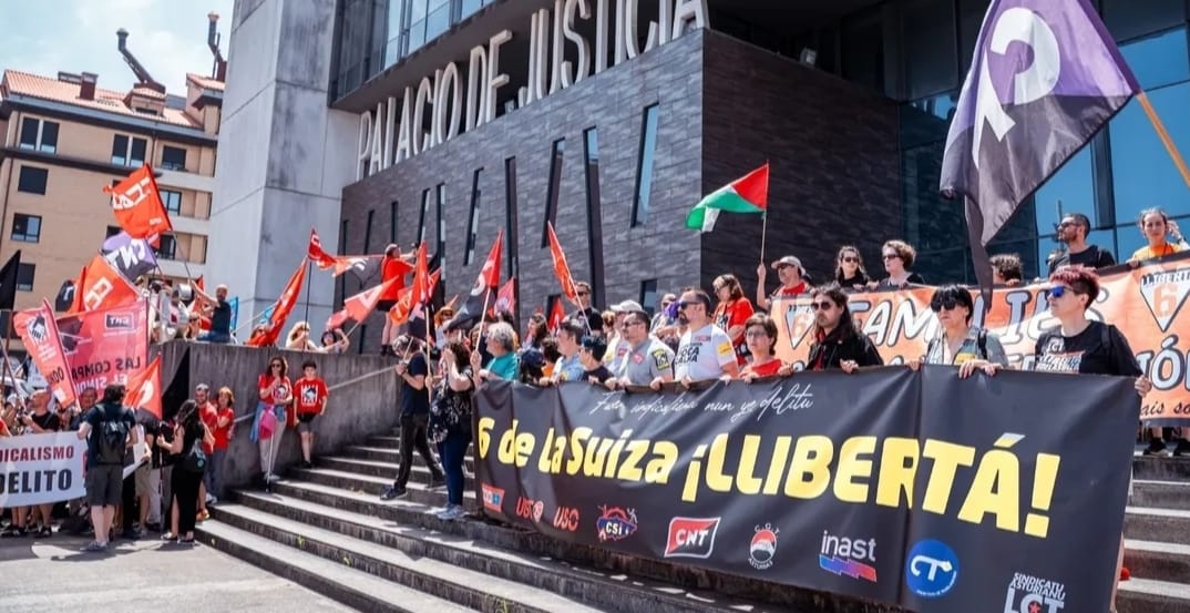 "Ser sindicalista, defender derechos, hacer música, humor o manifestarse por pensiones dignas NO son delitos. ¡Basta de represión! DEROGACIÓN de la LEY MORDAZA. #LaMovilizaciónNuestraFuerza"
