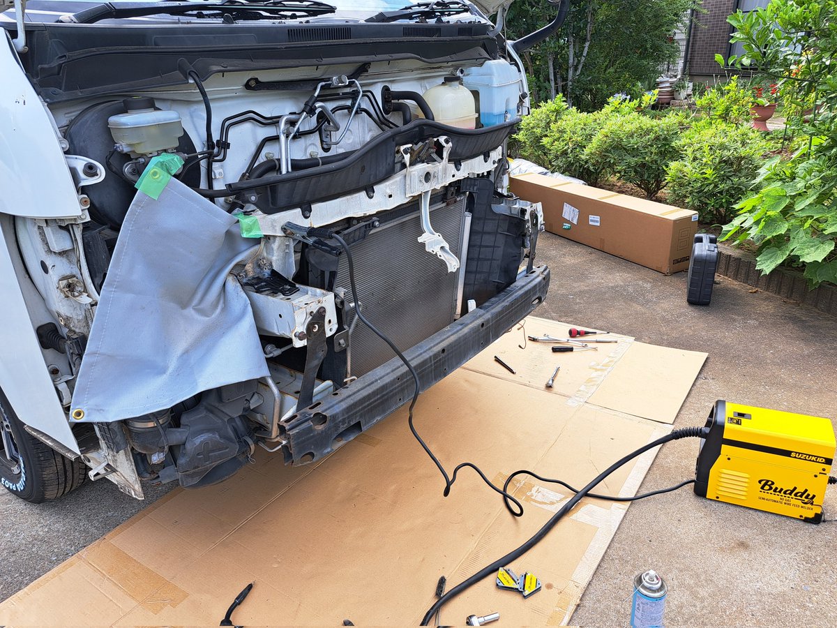 ryunosuke_one's tweet photo. ハイエースのフェイスチェンジ。ヘッドライトとTOYOTAエンブレムは純正品、それ以外は中華製の激安品。若返った感じ😄 https://t.co/7lfEV7jZ2d