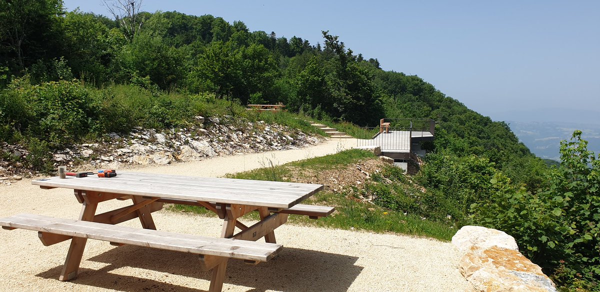 🌳Dans la forêt du Clergeon, un nouveau sentier permet désormais aux personnes à mobilité réduite de profiter d’un panorama exceptionnel sur les Alpes, depuis un belvédère accessible.

Un projet pensé pour tous, issu des annonces du Comité Interministériel du Handicap, où chacun
