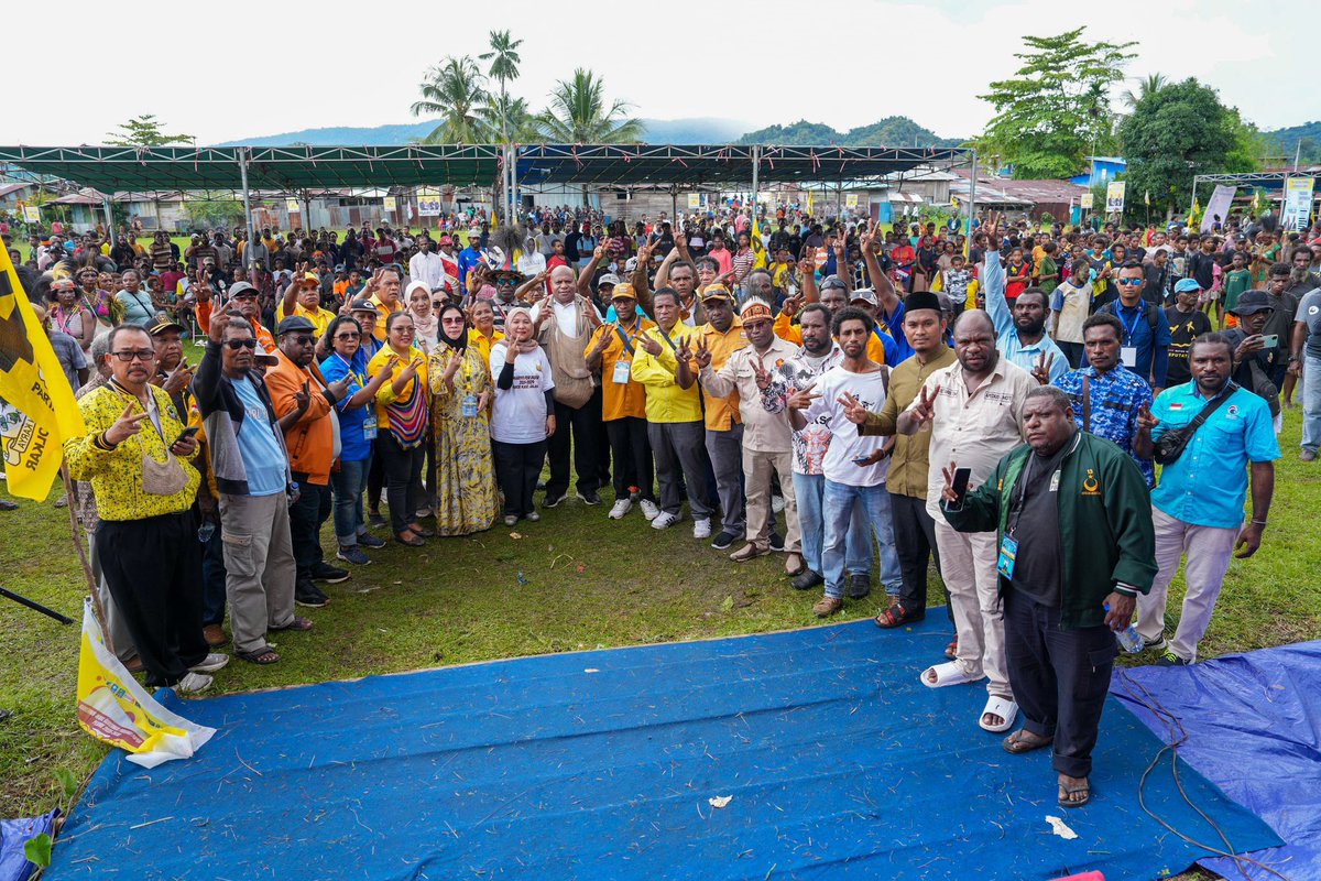 matiusfakhiri's tweet photo. “Bormeso penuh semangat! Terima kasih atas penyambutan luar biasa dari masyarakat yang penuh cinta dan harapan. Dukungan ini jadi bukti bahwa perubahan sudah dekat. Mari kita bergerak bersama, satukan langkah, untuk Mamberamo Raya yang lebih adil, maju, dan sejahtera.”
💛✊🏾 https://t.co/GvhKNkNuuR