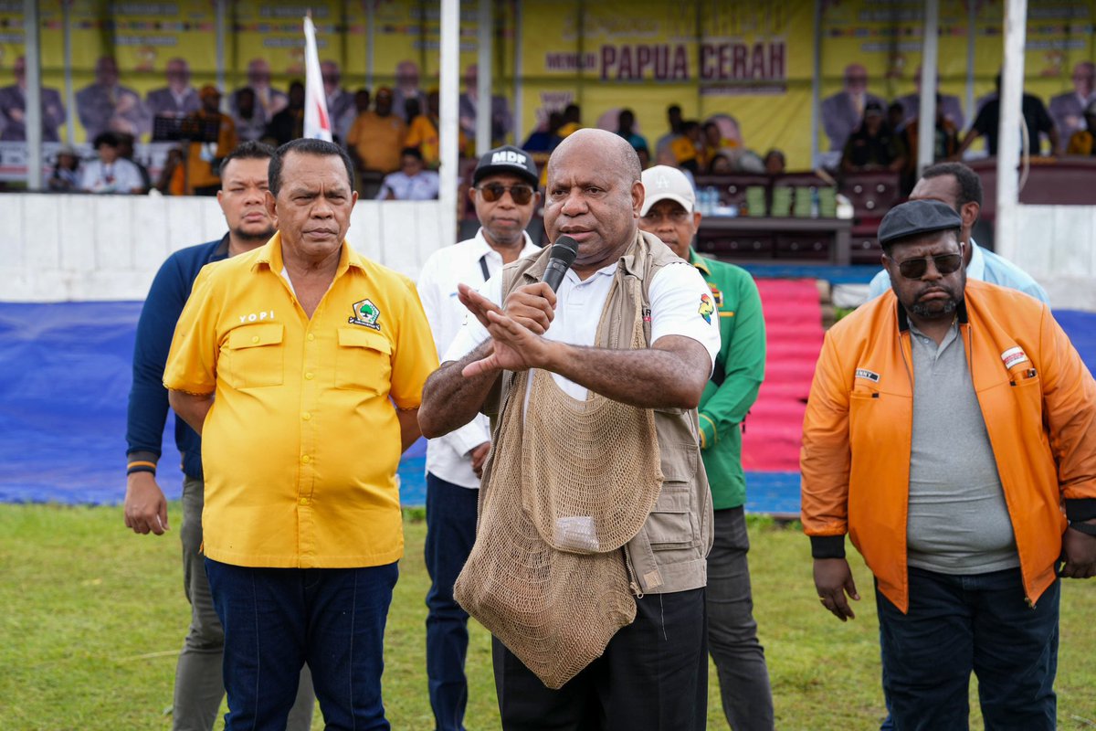 matiusfakhiri's tweet photo. “Bormeso penuh semangat! Terima kasih atas penyambutan luar biasa dari masyarakat yang penuh cinta dan harapan. Dukungan ini jadi bukti bahwa perubahan sudah dekat. Mari kita bergerak bersama, satukan langkah, untuk Mamberamo Raya yang lebih adil, maju, dan sejahtera.”
💛✊🏾 https://t.co/GvhKNkNuuR