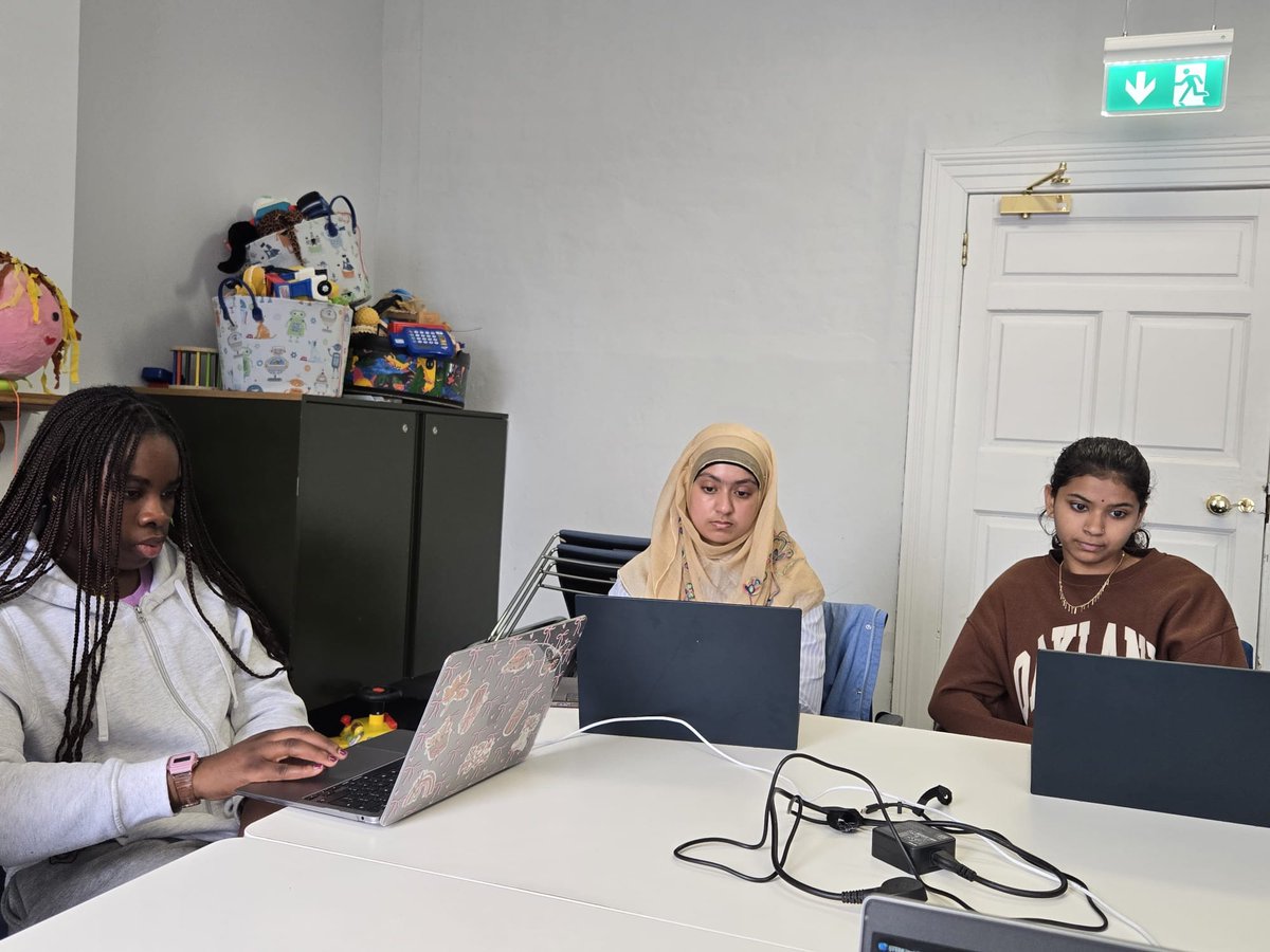 TeenTurn's tweet photo. Starting today, week 2 of our #STEMInside summer sees an exploration of #GenAI with @Shutterstock's team. We've sessions running both online AND in person. Peeking in on Cork & Mayo :) just now. Hi guys! https://t.co/Ge7vVswRTR