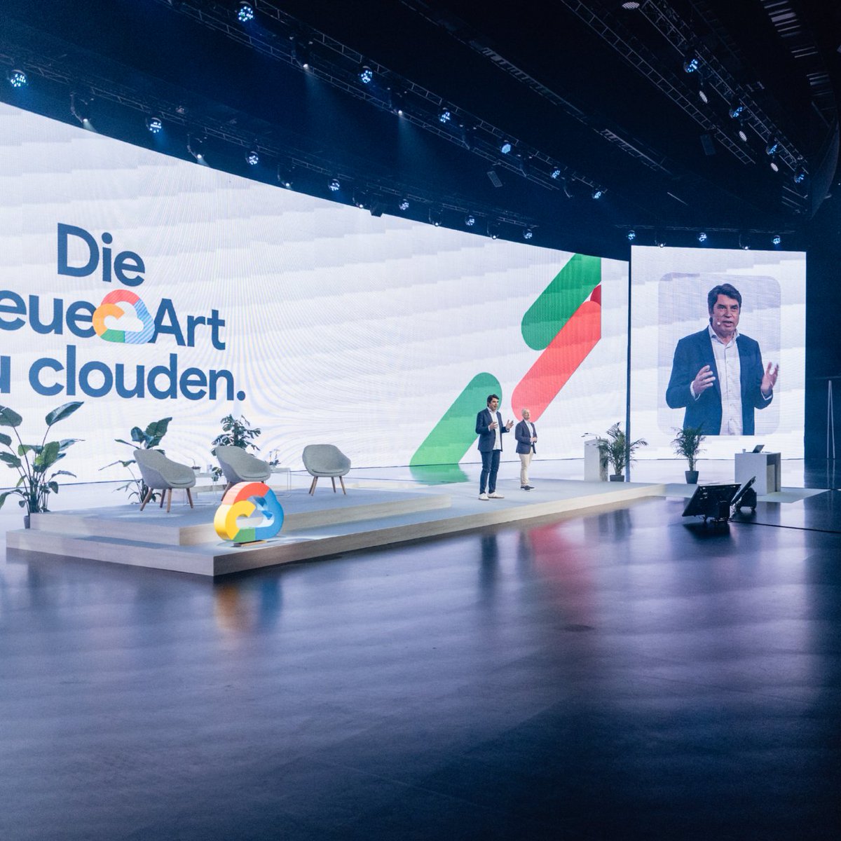 GoogleCloud_DE's tweet image. So kann eure KI-Reise weitergehen 👏 Nach einem großartigen Tag auf dem Summit in München gingen letzte Woche Donnerstag über 1.000 Besucher*innen mit mehr KI-Wissen im Gepäck nach Hause. Verpasst? Triff uns in Düsseldorf oder Zürich: goo.gle/44pL5W9
#CloudSummitDE