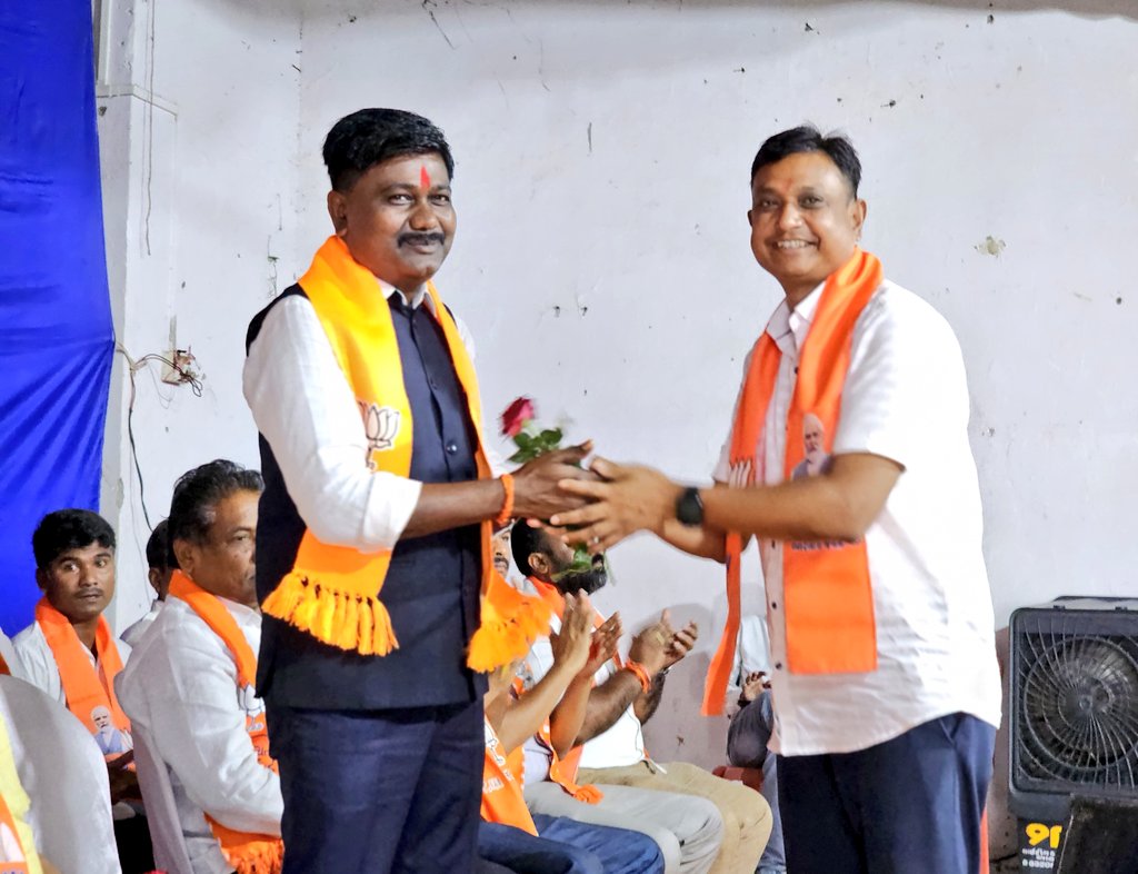 Vijaypatel173's tweet photo. "ગ્રામ્ય વિકાસથી રાષ્ટ્ર વિકાસના સહિયારા અભિગમ સાથે સરપંચોનું સત્કાર સન્માન"

આજરોજ ડાંગ જિલ્લાના આહવા ખાતે યોજાયેલ "નવનિયુક્ત સરપંચ અભિવાદન સમારોહ" માં ઉપસ્થિત રહી નવનિર્વાચીત સરપંચશ્રીઓને સન્માનિત કરી અભિનંદન પાઠવ્યા તેમજ તમામ ગ્રામજનોને સાથે લઈને સહિયારા પ્રયાસ થકી ગામને (1/3) https://t.co/NI00ClgJAg