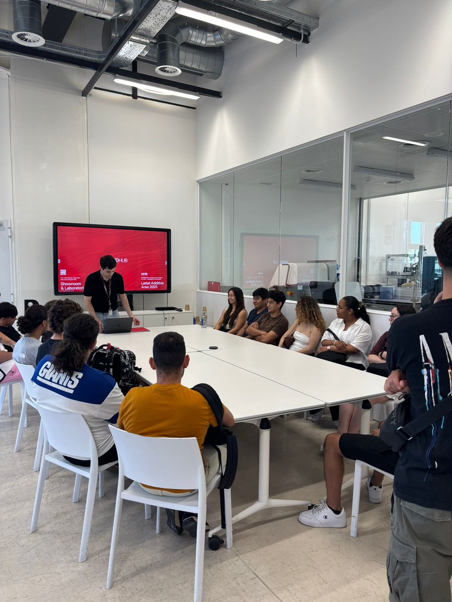 fundaciobcnfp's tweet photo. Juntament amb @Innobaix, hem organitzat una jornada de visites a empreses del territori per als joves del #ProjecteSingular #CompEuropa!
Han pogut conèixer de prop 4 empreses innovadores del @Citilab i @DFactory i entendre millor l’entorn productiu de l’#AMB. 💼✨ https://t.co/Jj1isenX1a
