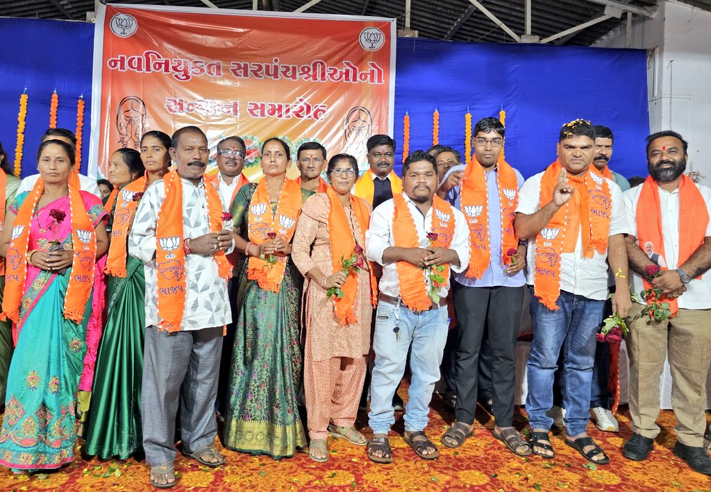 Vijaypatel173's tweet photo. વિકાસની દિશામાં અગ્રેસર કરે તેવી શુભકામનાઓ પાઠવી. તેમજ કેટલાક કોંગ્રેસ સમર્થક સરપંચ અને સભ્યોએ કેસરિયો ખેસ ધારણ કર્યો હતો.

આ વેળાએ ડાંગ જિલ્લા ભાજપાના પ્રભારી શ્રી રાજેશભાઈ દેસાઈજી,ડાંગ ભાજપા અધ્યક્ષ શ્રી કિશોરભાઈ,જિલ્લા પંચાયતના પ્રમુખ શ્રીમતી નિર્મળાબેન (2/3) https://t.co/6bNJxQAoA1