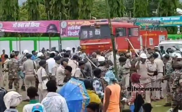 SudeshMahtoAJSU's tweet image. भोगनाडीह में हूल दिवस मनाने जा रहे सिदो–कान्हु के वंशजों एवं ग्रामीणों पर लाठी चार्ज और आंसू गैस छोड़कर दमन किए जाने की घटना अत्यंत दुर्भाग्यपूर्ण है और यह शहीदों का अपमान है।

भोगनाडीह एक ऐसी पवित्र तथा वंदनीय स्थली है जहां शहीदों के वंशजों एवं ग्रामीणों का प्रथम अधिकार बनता है।…