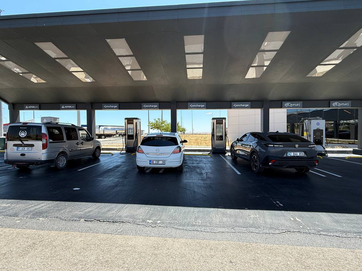 Ankara - Niğde Otoyolundan bir görsel. Arkadaşlar bu cahillik ve bencillikle mücadele etmemiz lazım. Elektrikli şarj cihazlarının olduğu alanlara içten yanmalı bir araç PARK EDEMEZ. BU ARAÇLARA BİR YAPTIRIM GELMELİ. PARK CEZASI GELEBİLİR.