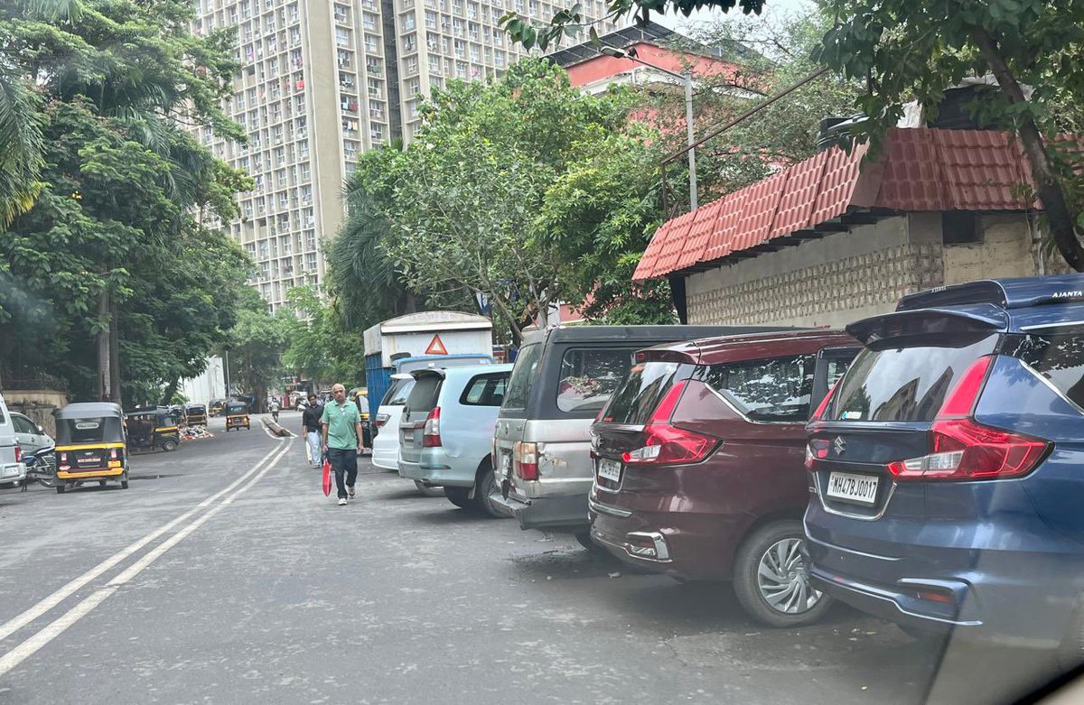 AmitJuneja2509's tweet photo. Entry of gaurav garden complex &amp; aarti -awishkar  is been blocked with illegal garages &amp; illegal auto &amp; truck stand @MTPHereToHelp https://t.co/L86DDARTxZ