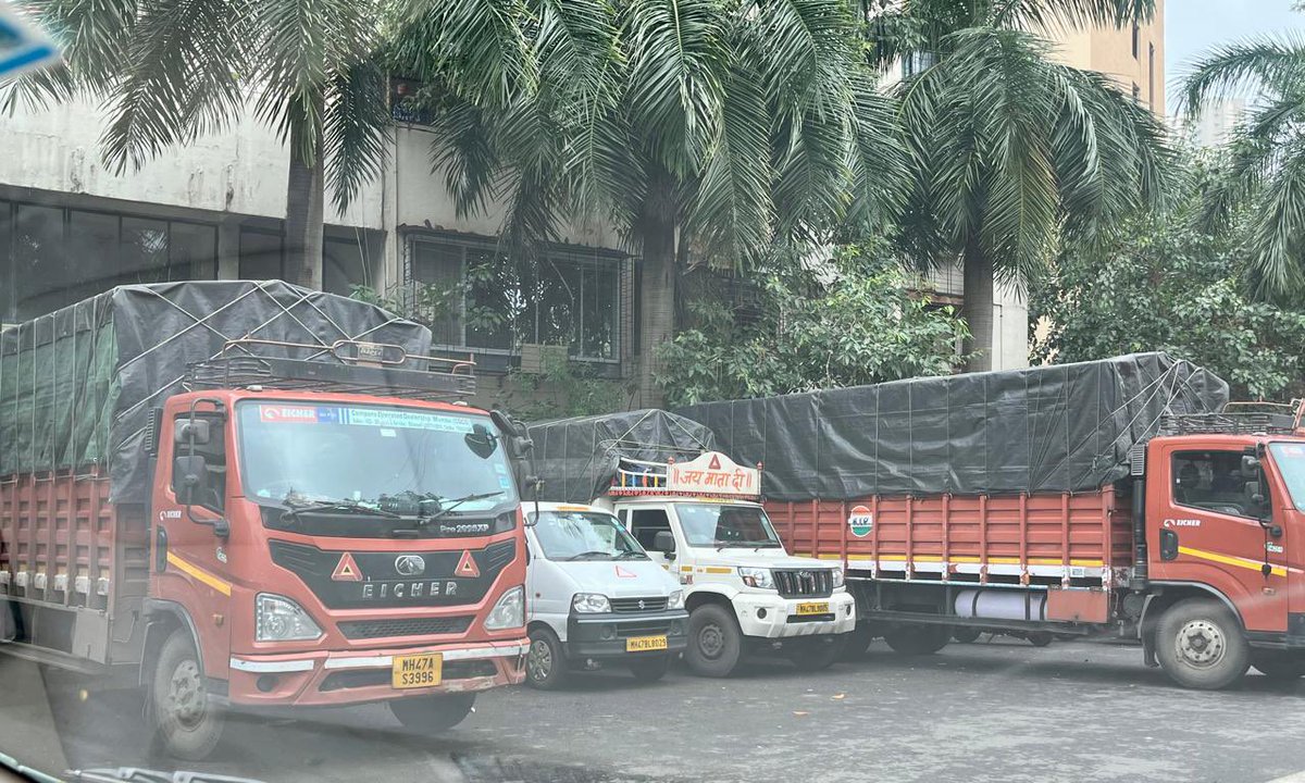 AmitJuneja2509's tweet photo. Entry of gaurav garden complex &amp; aarti -awishkar  is been blocked with illegal garages &amp; illegal auto &amp; truck stand @MTPHereToHelp https://t.co/L86DDARTxZ