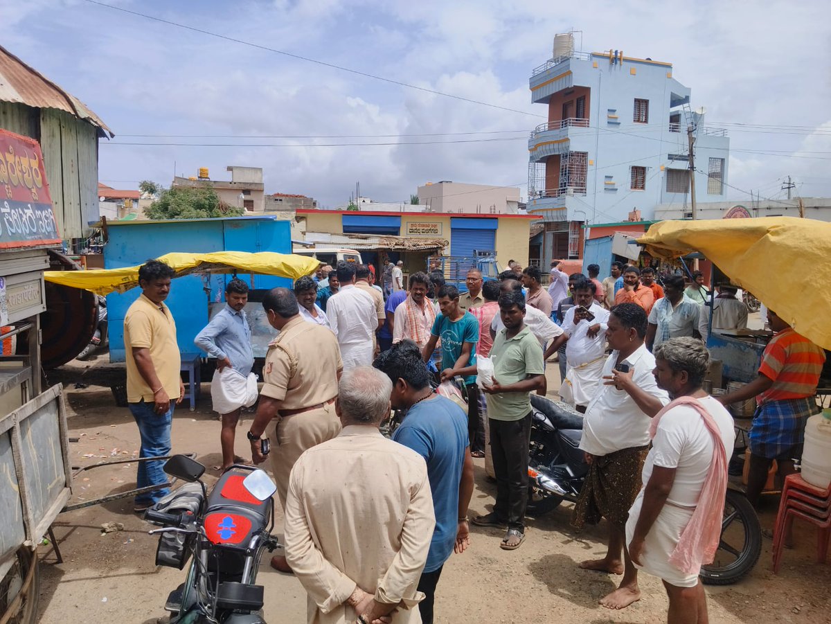 SP Vijayanagara (@vjnpolice) on Twitter photo ಇಟ್ಟಗಿಯ ಪ್ರಮುಖ ವೃತ್ತ ಮತ್ತು ರಸ್ತೆಯಲ್ಲಿ ವಾಹನಗಳ ಸುಗಮ ಸಂಚಾರ ವ್ಯವಸ್ಥೆಗೆ ಅನುಕೂಲವಾಗುವಂತೆ, ಇಂದು ಇಟ್ಟಗಿ ಪೊಲೀಸ್ ಠಾಣೆಯಲ್ಲಿ ಬೀದಿಬದಿ ವ್ಯಾಪಾರಿಗಳು, ಅಂಗಡಿಯ ಮಾಲೀಕರ ಸಭೆ ಆಯೋಜಿಸಿ, ವಾಹನಗಳ ಸುಗಮ ಸಂಚಾರಕ್ಕೆ ರಸ್ತೆ ಸುರಕ್ಷಾತ ನಿಯಮಗಳನ್ನು ಪಾಲಿಸುವಂತೆ ತಿಳಿಸಿ ಸಾರ್ವಜನಿಕರಲ್ಲಿ ಅರಿವು ಮೂಡಿಸಲಾಯಿತು.
<a href="/DgpKarnataka/">DGP KARNATAKA</a> ಇಟ್ಟಗಿಯ ಪ್ರಮುಖ ವೃತ್ತ ಮತ್ತು ರಸ್ತೆಯಲ್ಲಿ ವಾಹನಗಳ ಸುಗಮ ಸಂಚಾರ ವ್ಯವಸ್ಥೆಗೆ ಅನುಕೂಲವಾಗುವಂತೆ, ಇಂದು ಇಟ್ಟಗಿ ಪೊಲೀಸ್ ಠಾಣೆಯಲ್ಲಿ ಬೀದಿಬದಿ ವ್ಯಾಪಾರಿಗಳು, ಅಂಗಡಿಯ ಮಾಲೀಕರ ಸಭೆ ಆಯೋಜಿಸಿ, ವಾಹನಗಳ ಸುಗಮ ಸಂಚಾರಕ್ಕೆ ರಸ್ತೆ ಸುರಕ್ಷಾತ ನಿಯಮಗಳನ್ನು ಪಾಲಿಸುವಂತೆ ತಿಳಿಸಿ ಸಾರ್ವಜನಿಕರಲ್ಲಿ ಅರಿವು ಮೂಡಿಸಲಾಯಿತು.
<a href="/DgpKarnataka/">DGP KARNATAKA</a>