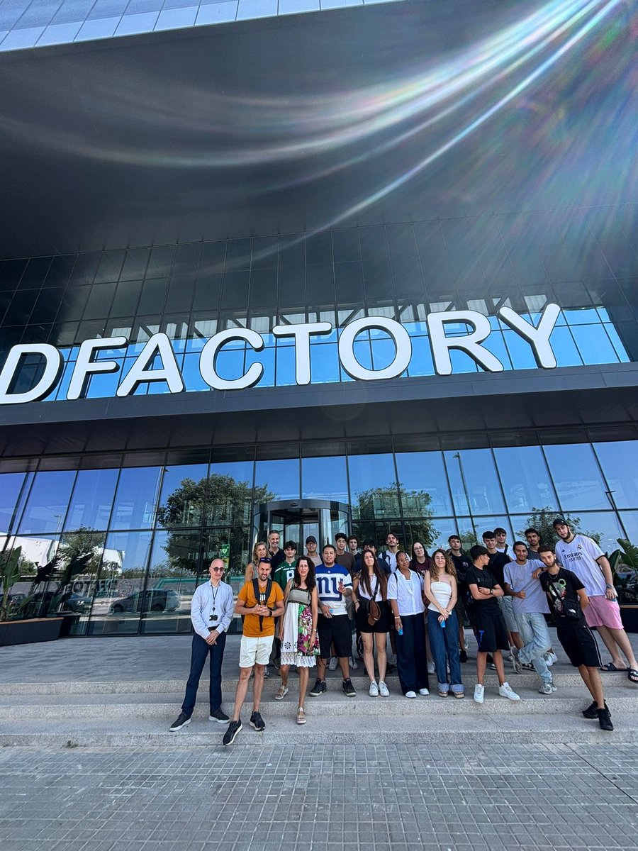 fundaciobcnfp's tweet photo. Juntament amb @Innobaix, hem organitzat una jornada de visites a empreses del territori per als joves del #ProjecteSingular #CompEuropa!
Han pogut conèixer de prop 4 empreses innovadores del @Citilab i @DFactory i entendre millor l’entorn productiu de l’#AMB. 💼✨ https://t.co/Jj1isenX1a