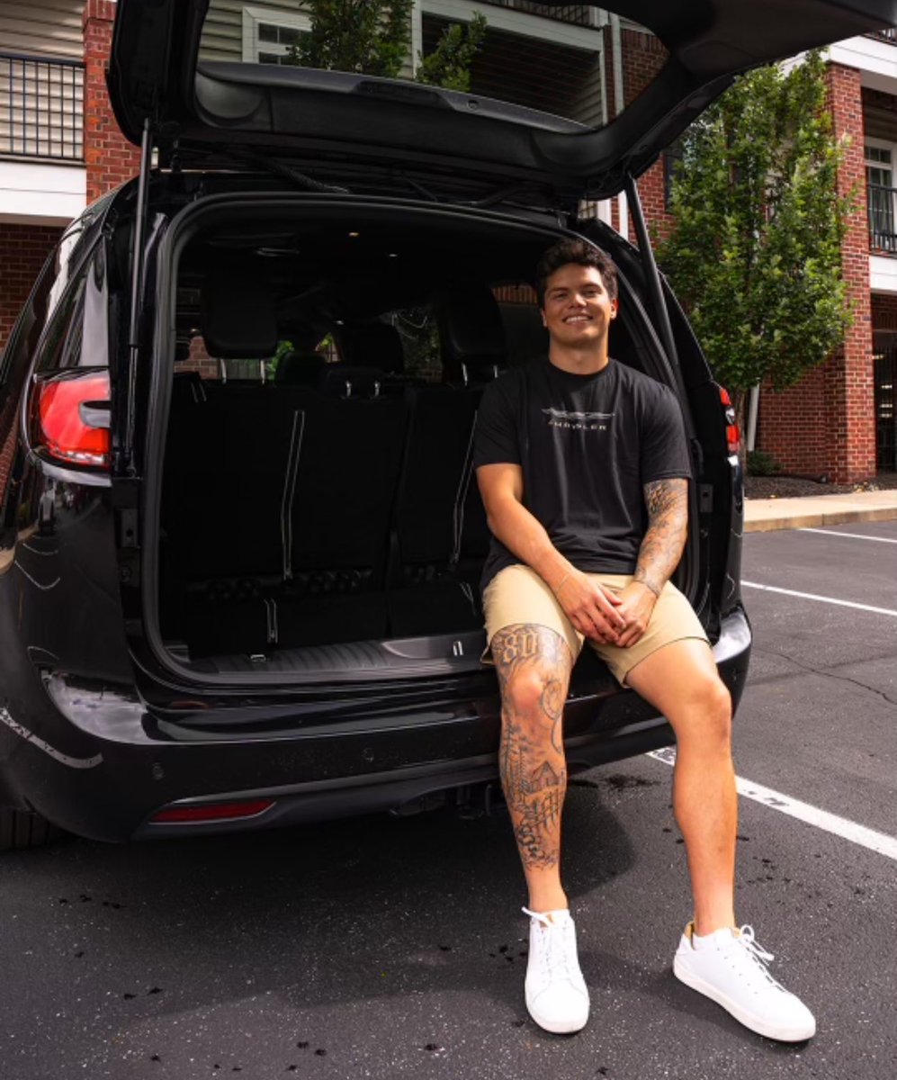 darrenrovell's tweet image. Browns rookie QB Dillon Gabriel has signed an deal with Chrysler to become a brand ambassador for the Pacifica minivan. 

Gabriel been on the field with his Pacifica surrounded by his Oregon teammates. The deal was facilitated by leading athlete marketplace @opendorse.