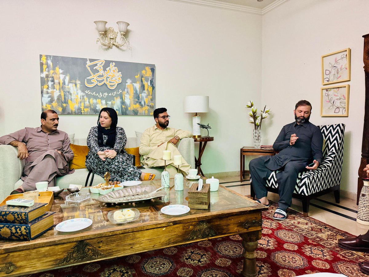 بہادر باپ کا دلیر بیٹا سینیٹر افنان اللّٰہ خان سےان کی رہائش گاہ پر ملاقات کی۔
اس موقع پر  مسلم لیگ ن یوتھ ونگ پاکستان کے سئنیر نائب صدر سہیل چودھری ، یوتھ میڈیا ٹیم صوبہ سندھ کے صدر فہد بٹ عروسہ چودھری عزیز الرحمان  خان  بھی موجود تھے۔
ملاقات میں ملکی سیاسی صورتحال، نوجوانوں کے