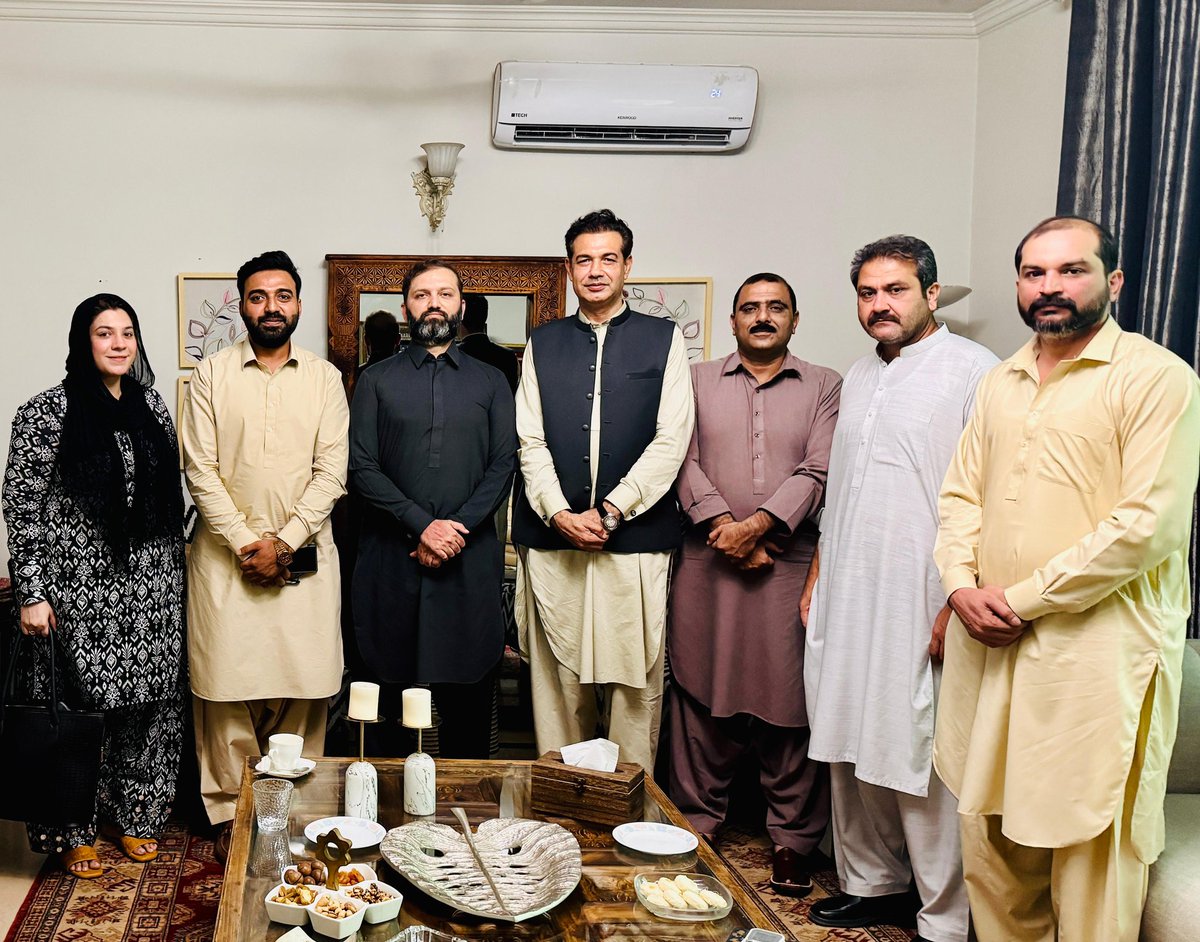 Alikhanyzai's tweet photo. بہادر باپ کا دلیر بیٹا سینیٹر افنان اللّٰہ خان سےان کی رہائش گاہ پر ملاقات کی۔
اس موقع پر  مسلم لیگ ن یوتھ ونگ پاکستان کے سئنیر نائب صدر سہیل چودھری ، یوتھ میڈیا ٹیم صوبہ سندھ کے صدر فہد بٹ عروسہ چودھری عزیز الرحمان  خان  بھی موجود تھے۔
ملاقات میں ملکی سیاسی صورتحال، نوجوانوں کے کردار اور پارٹی کی مستقبل کی حکمت عملی پر تفصیلی گفتگو ہوئی۔