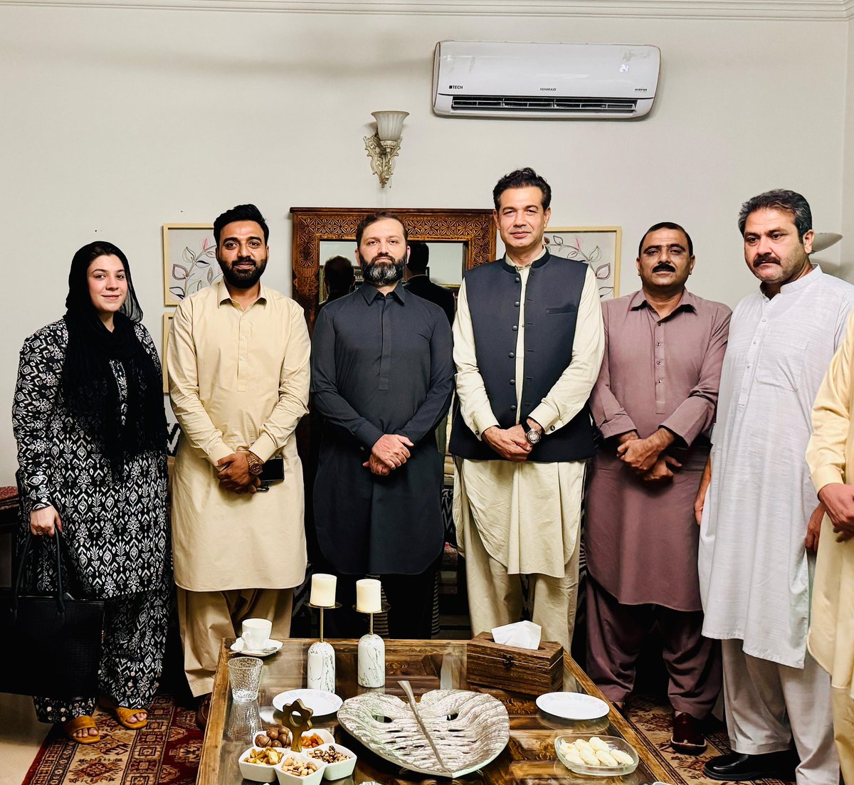 Alikhanyzai's tweet photo. بہادر باپ کا دلیر بیٹا سینیٹر افنان اللّٰہ خان سےان کی رہائش گاہ پر ملاقات کی۔
اس موقع پر  مسلم لیگ ن یوتھ ونگ پاکستان کے سئنیر نائب صدر سہیل چودھری ، یوتھ میڈیا ٹیم صوبہ سندھ کے صدر فہد بٹ عروسہ چودھری عزیز الرحمان  خان  بھی موجود تھے۔
ملاقات میں ملکی سیاسی صورتحال، نوجوانوں کے کردار اور پارٹی کی مستقبل کی حکمت عملی پر تفصیلی گفتگو ہوئی۔