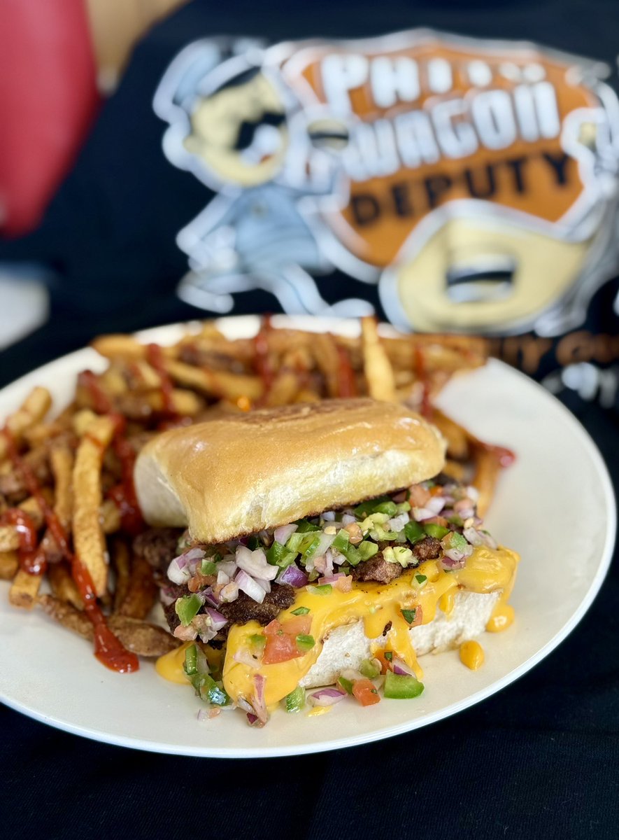 🚨Chef Special🚨

🔸Tex-Mex Burger🔸
Juicy 💯 Angus Beef Patty - Chopped &amp; Taco seasoned
Creamy Nacho Cheese 🧀 
House-made Pico de Gallo
Crisp Lettuce
All on our FAMOUS buttery toasted bun 

#chefspecial #pattywagonokc #burgersofokc