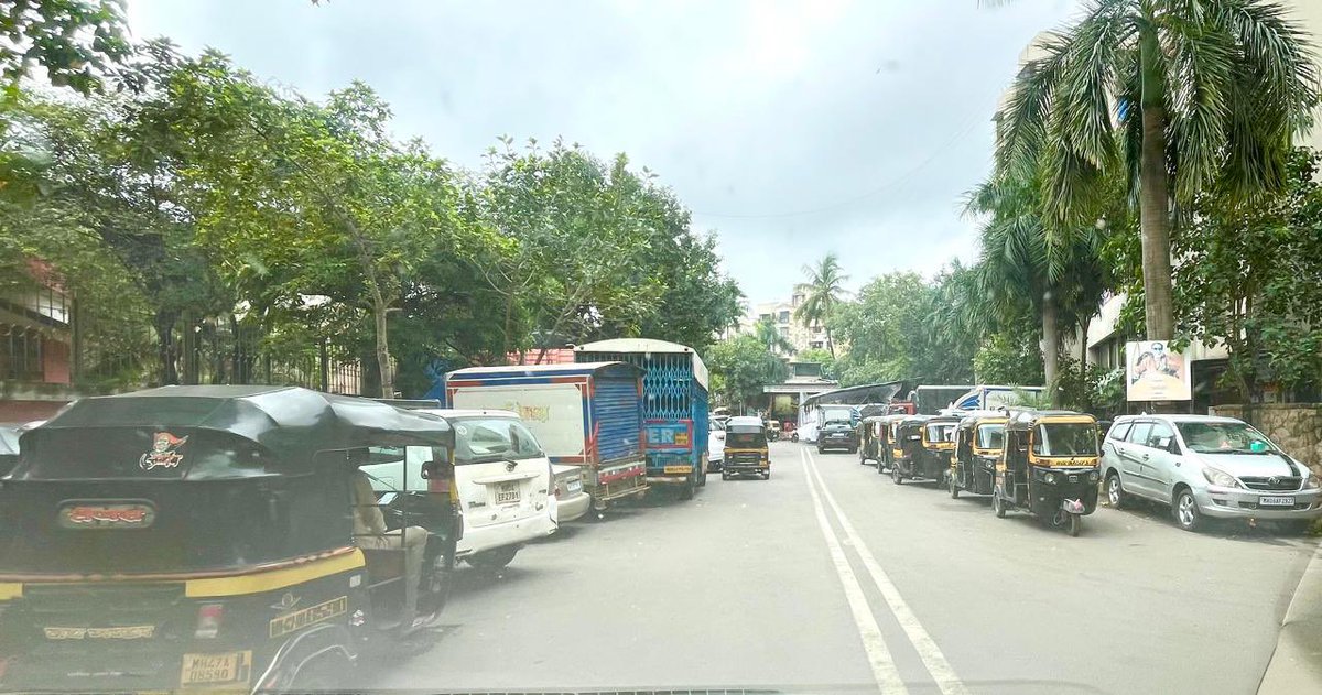 AmitJuneja2509's tweet photo. Entry of gaurav garden complex &amp; aarti -awishkar  is been blocked with illegal garages &amp; illegal auto &amp; truck stand at bunder pakadi road kandivali west mumbai 400067 no action has been taken yet from RTO @MTPHereToHelp https://t.co/mLQ33ovltj