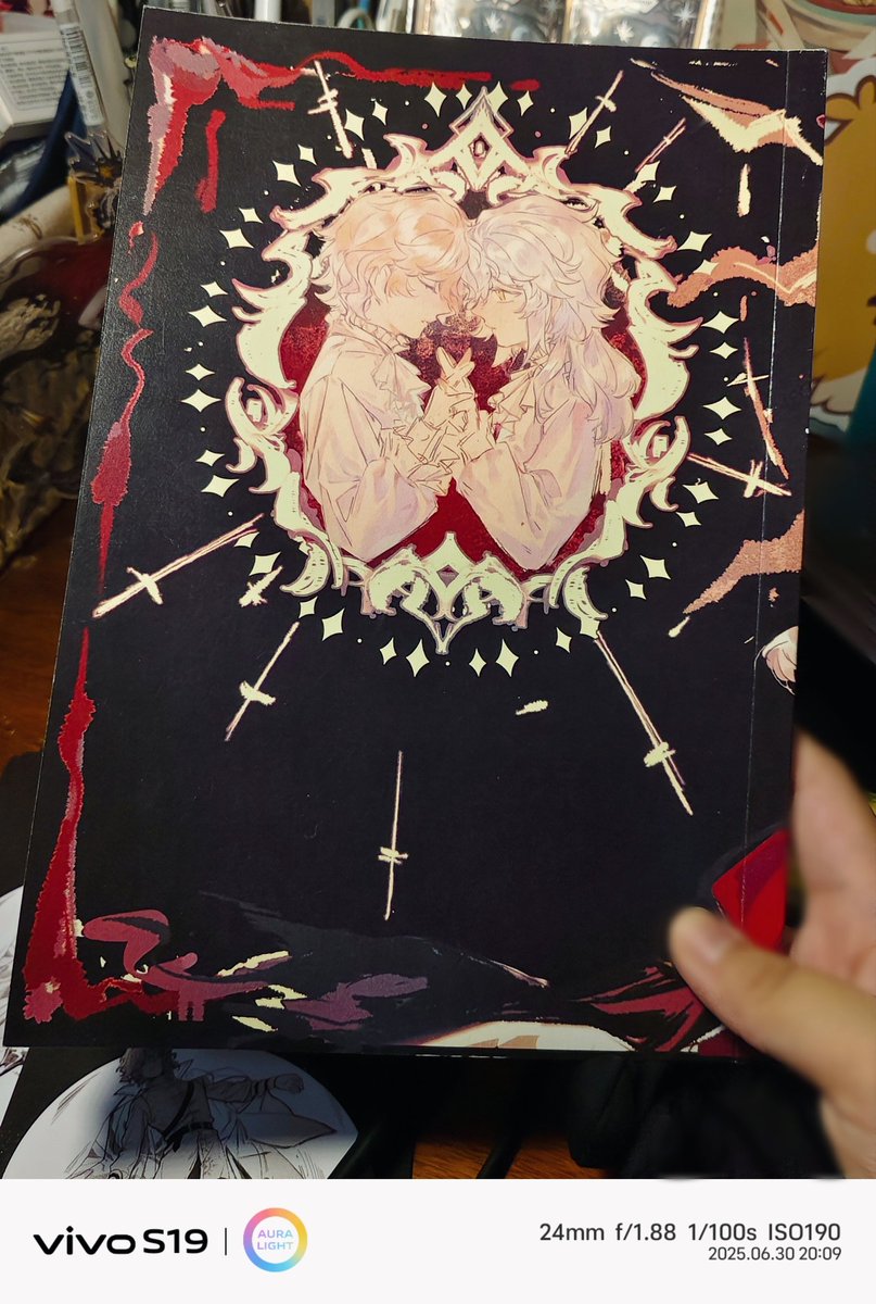 L_kui03's tweet image. 才想起来还没有发过日轮的实体,拍拍样本,真的非常感谢来线下场贩和购入余量的旁友们!!
关于下册进度,大纲差不多写完了希望今年能完结这个小故事🥰🥰🥰