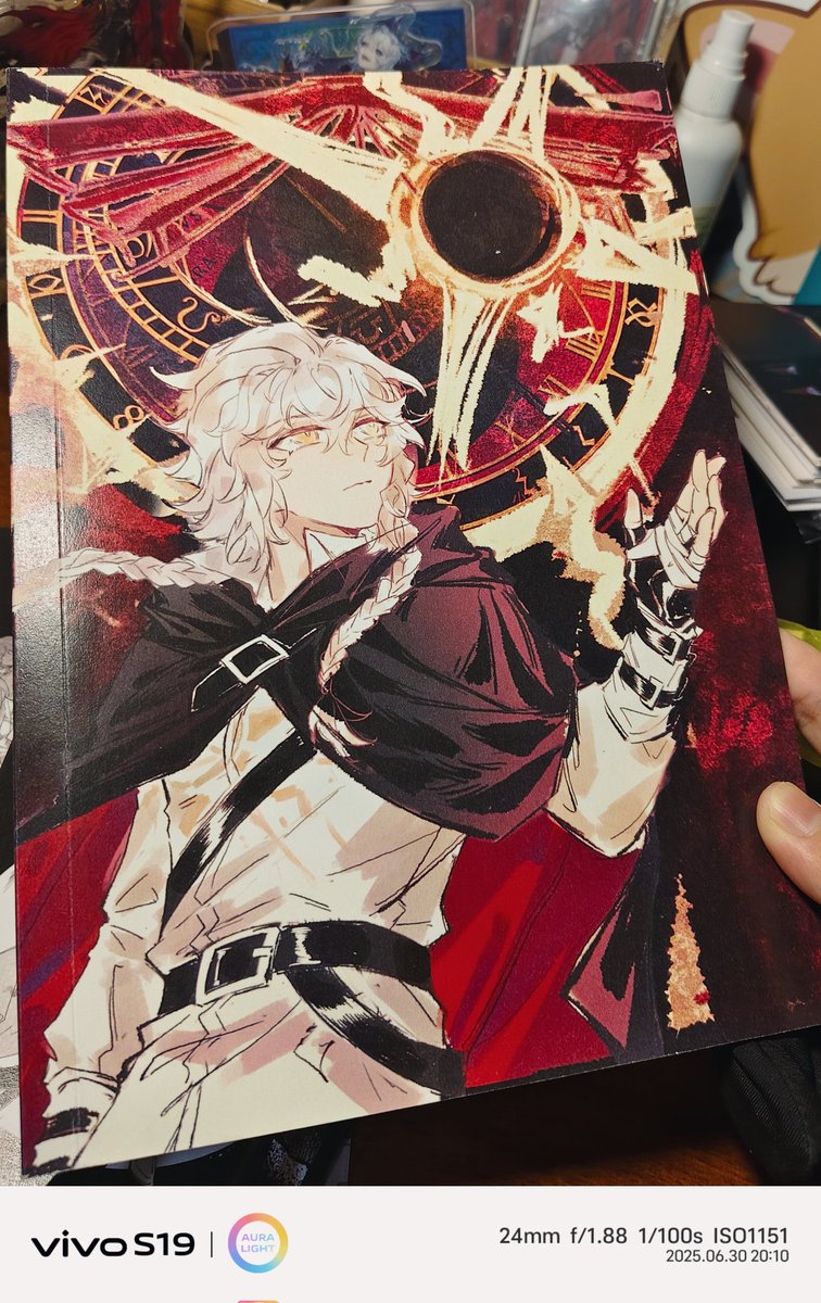 L_kui03's tweet image. 才想起来还没有发过日轮的实体,拍拍样本,真的非常感谢来线下场贩和购入余量的旁友们!!
关于下册进度,大纲差不多写完了希望今年能完结这个小故事🥰🥰🥰