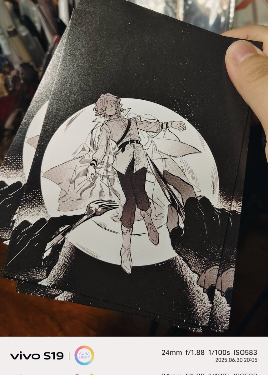 L_kui03's tweet image. 才想起来还没有发过日轮的实体,拍拍样本,真的非常感谢来线下场贩和购入余量的旁友们!!
关于下册进度,大纲差不多写完了希望今年能完结这个小故事🥰🥰🥰