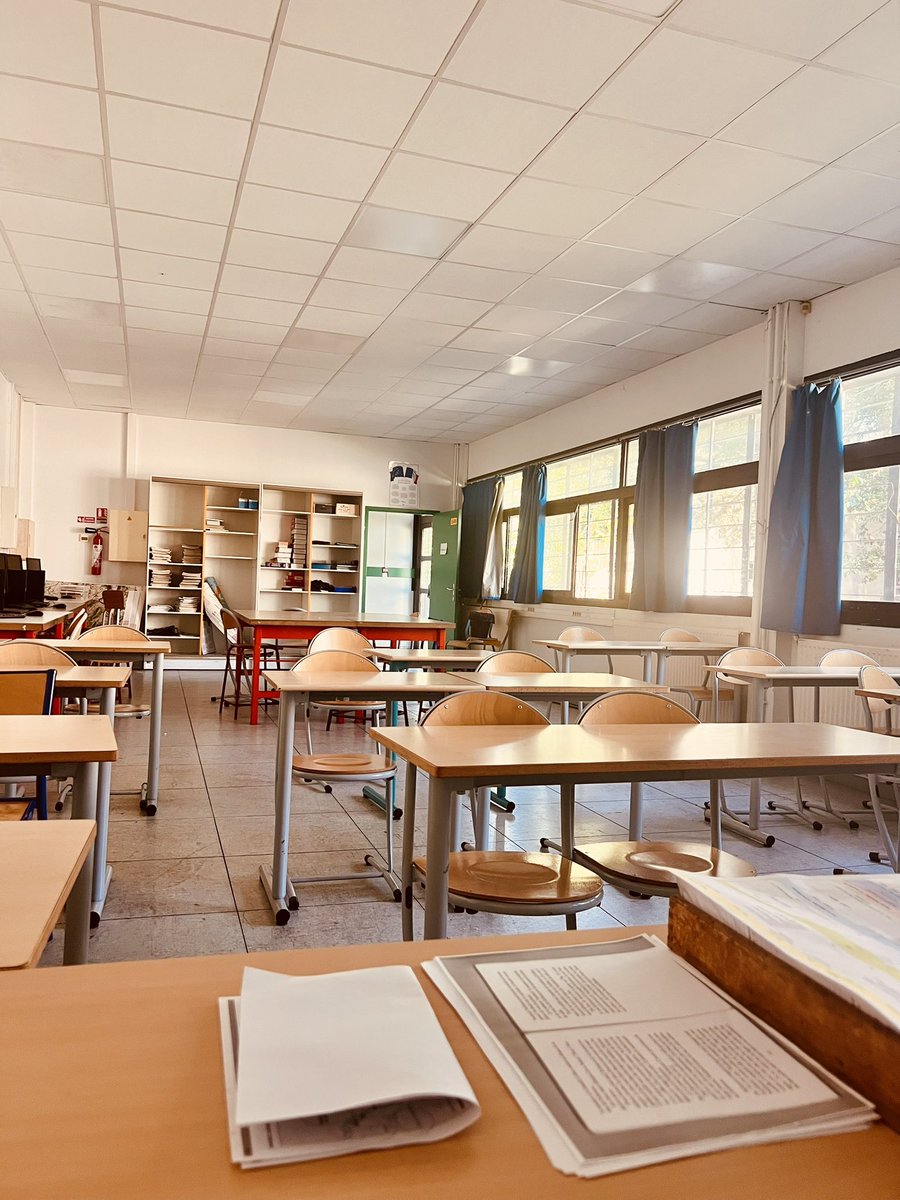 Avec cette chaleur, ds des établissements mal isolé et bien sûr sans clim ni mm un ventilateur, les cours auraient dû être annulés. À Marseille on a un ressenti qui dépasse les 35 degrés depuis ce matin. 

Pas de plan canicule ? Les élèves ne sont pas venus et ils ont raison.