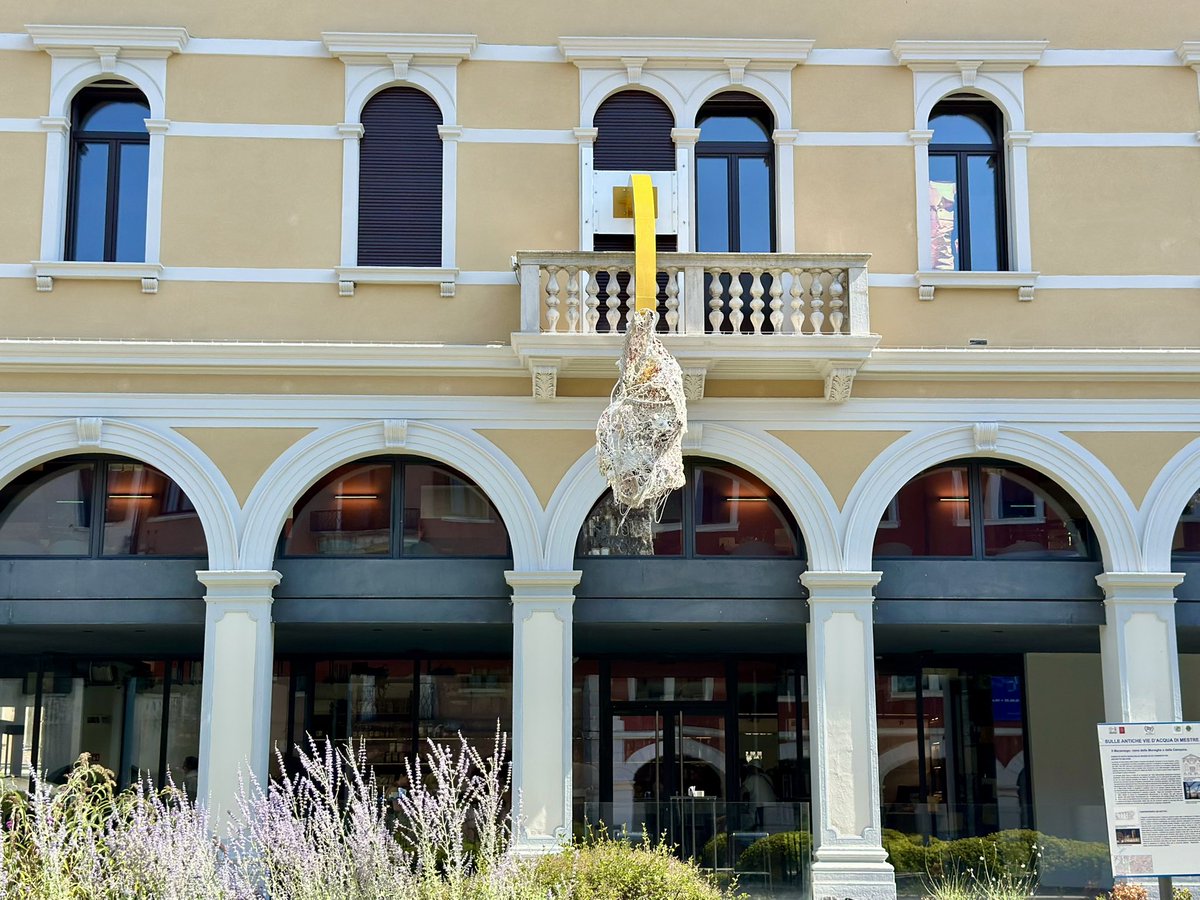 ❗️All’Emeroteca dell’Arte di #Mestre, la storica “Lion’s Tail”di Claes Oldenburg e Coosje van Bruggen lascia spazio a “Tessitura Sociale”, la nuova installazione realizzata da Benedetta Cocco

🧶La grande scultura è stata creata dall’artista, attiva negli Atelier dell’Emeroteca