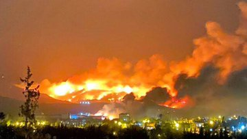 smh_ctnn's tweet photo. .
Hatay yanıyor! 1500 kişi evinden tahliye edildi.
Köylerimiz yakılıyor, yıkılıyor! Ormanlar, hayvanlar, gıda yakılıyor, yıkılıyor!

Tüm ormanlar yok oluncaya kadar yakacaklar!
Ülke yakılıyor!

Ülke, yangınlar kılıfıyla işgal ediliyor!

#HatayYanıyor  #yangın #İzmirYanıyor https://t.co/14fS7d5Md4