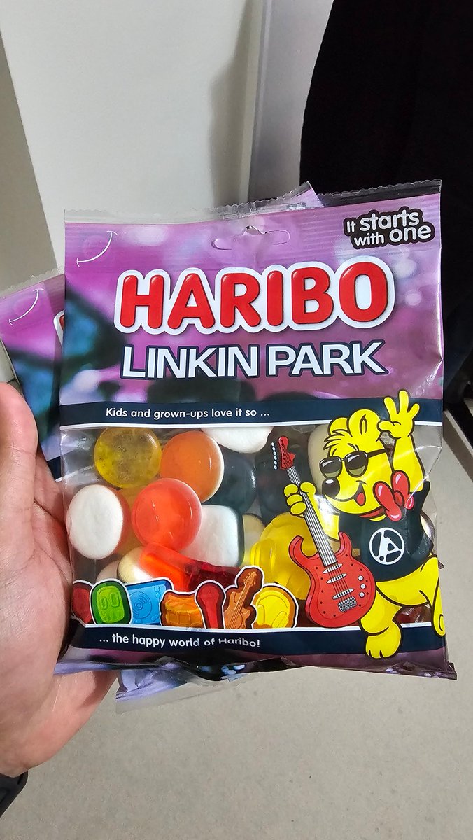 Arun_1910's tweet image. I was so stoked for LP Haribo that I must have mentioned it about 3 or 4 times whilst queuing for the show.
@AlineLPfan definitely noticed because she offered me her packet that came with VIP (so now I have 2!) which was such a nice gesture and I'm very grateful 😄
