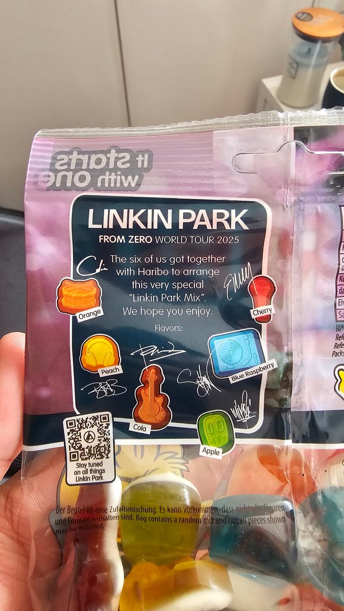 Arun_1910's tweet image. I was so stoked for LP Haribo that I must have mentioned it about 3 or 4 times whilst queuing for the show.
@AlineLPfan definitely noticed because she offered me her packet that came with VIP (so now I have 2!) which was such a nice gesture and I'm very grateful 😄