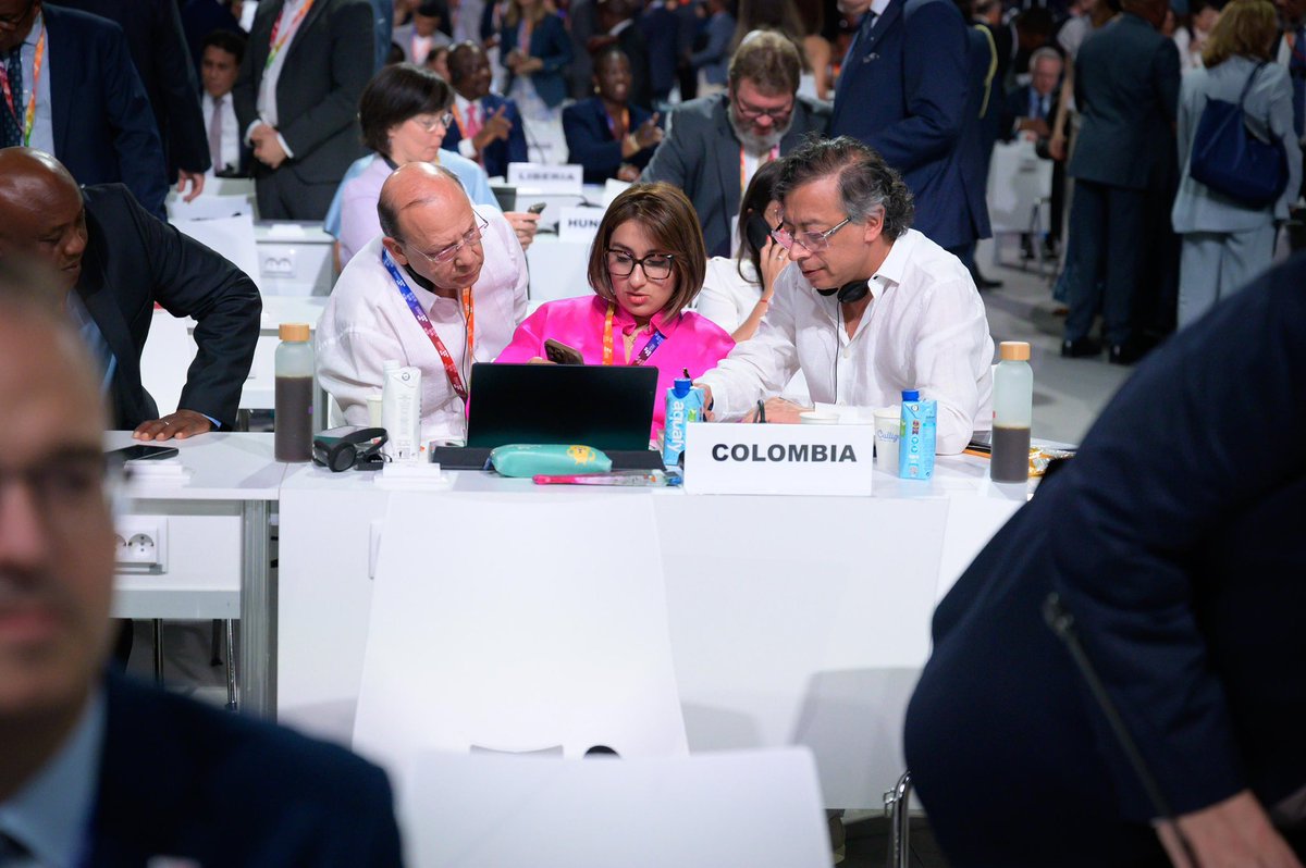 Cancillería Colombia (@cancilleriacol) on Twitter photo La Canciller <a href="/laurisarabia/">Laura Sarabia</a> y el Presidente <a href="/petrogustavo/">Gustavo Petro</a> reafirman el liderazgo de Colombia en el debate global.
Defendemos una reforma estructural con base en:
🔹 Canjes de deuda por naturaleza
🔹 Medición del desarrollo más allá del PIB
🔹 Justicia fiscal y acción climática La Canciller <a href="/laurisarabia/">Laura Sarabia</a> y el Presidente <a href="/petrogustavo/">Gustavo Petro</a> reafirman el liderazgo de Colombia en el debate global.
Defendemos una reforma estructural con base en:
🔹 Canjes de deuda por naturaleza
🔹 Medición del desarrollo más allá del PIB
🔹 Justicia fiscal y acción climática