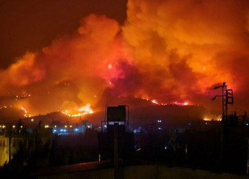 .
Hatay yanıyor! 1500 kişi evinden tahliye edildi.
Köylerimiz yakılıyor, yıkılıyor! Ormanlar, hayvanlar, gıda yakılıyor, yıkılıyor!

Tüm ormanlar yok oluncaya kadar yakacaklar!
Ülke yakılıyor!

Ülke, yangınlar kılıfıyla işgal ediliyor!

#HatayYanıyor  #yangın #İzmirYanıyor
