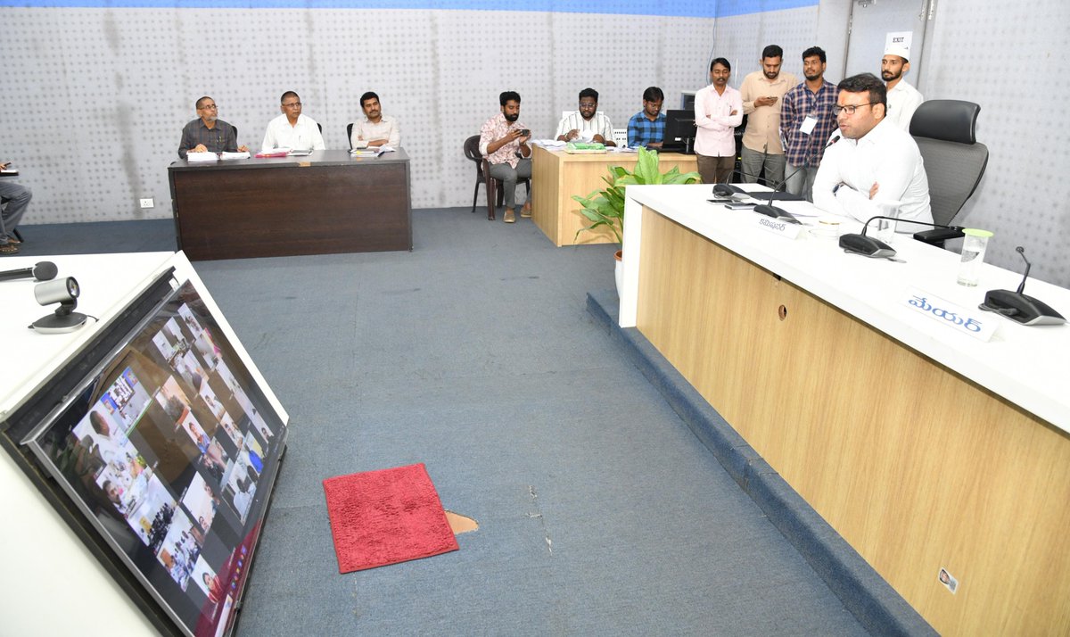 GVMC_VISAKHA's tweet photo. జీవీఎంసీ కమిషనర్‌ శ్రీ కేతన్ గార్గ్, ఐ.ఏ.ఎస్ సోమవారం వీడియో కాన్ఫరెన్స్‌లో జోనల్ కమిషనర్లు, వార్డు/సచివాలయ కార్యదర్శులకు కచ్చితమైన దిశానిర్దేశం ఇచ్చారు. ప్రతి సోమవారం వచ్చే పీ.జీ.ఆర్‌.ఎస్. పిర్యాదులు అదే రోజే సచివాలయ స్థాయిలోనే పరిష్కరించి ప్రజల భరోసా పెంచాలని ఆయన ఆదేశించారు.

పట్టణ ప్రణాళిక, రెవెన్యూ, నీటి సరఫరా, ప్రజా ఆరోగ్యం, వీధి దీపాల విభాగాల్లో అక్కడికక్కడే స్పందించాలి.

నీటి సరఫరా పైప్‌లైన్లు, నాణ్యత పరీక్షలు తప్పనిసరిగా నిర్వహించాలి.

సెంటర్ మిడియన్లు, పార్కుల పచ్చదనాన్ని తీర్చిదిద్దే కార్యక్రమాలను వేగవంతం చేయాలి.

వర్షాకాలంలో దోమలు, సీజనల్ వ్యాధుల నివారణకు ఫాగింగ్, స్ప్రేయింగ్ ప్రత్యేక డ్రైవ్ కొనసాగించాలి.

అక్రమ కట్టడాలపై రోజూ తనిఖీలు చేసి తక్షణ చర్యలు తీసుకోవాలి; నిర్మాణ వ్యర్థాలు రహదారులపై పడేయకుండా శాశ్వత పరిష్కారాలను అమలు చేయాలి.

#Gvmc #Visakhapatnam #KetanGarg #Pgrs #PublicService #CleanVizag #EcoVizag #SayNoToPlastic #SwachhBharat #SmartCityVizag 

@AndhraPradeshCM 
@Ketangargmickey  
@SwachhBharatGov 
@SwachhaAndhra 
@SwachSurvekshan 
@swachhbharat 
@MoHUA_India  
@AmritMahotsav 
@CDMA_Municipal 
@pibvijayawada