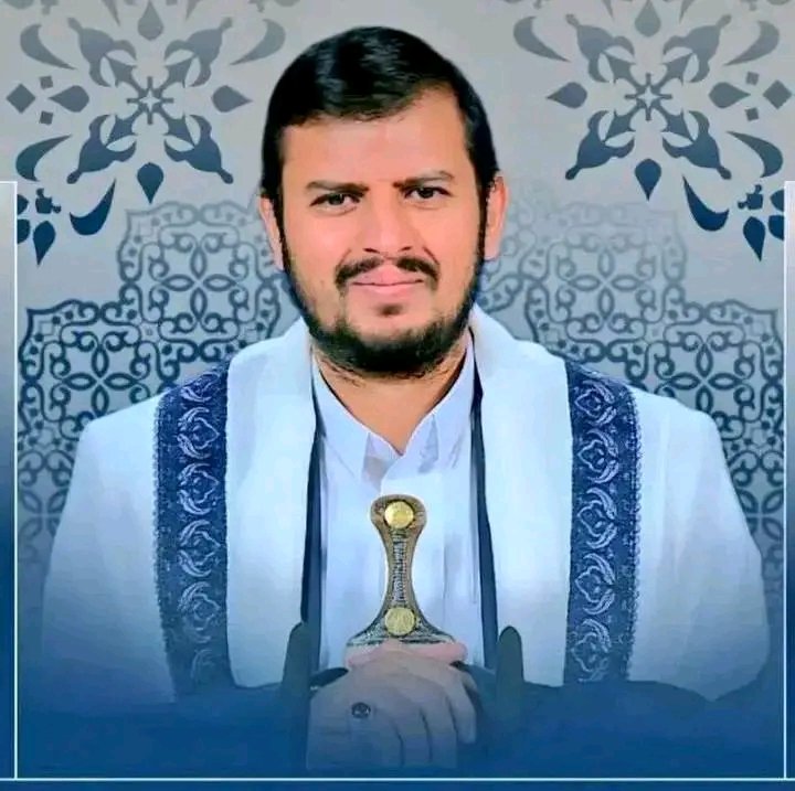 هذا رجلٌ باع نفسه لله، لا يبتغي مجدًا ولا سلطانًا، لا يطلب شكرًا ولا يبحث عن تصفيق. حمل راية الحق يوم عزّ حاملها، وثبت يوم تزعزع الكل، وجهر بالموقف حين سكتت المواقف، وظل واقفًا على ثغرٍ لا يغادره، لا تأخذه في الله لومة لائم، ولا تزعزعه العواصف ولا تغيره الظروف.