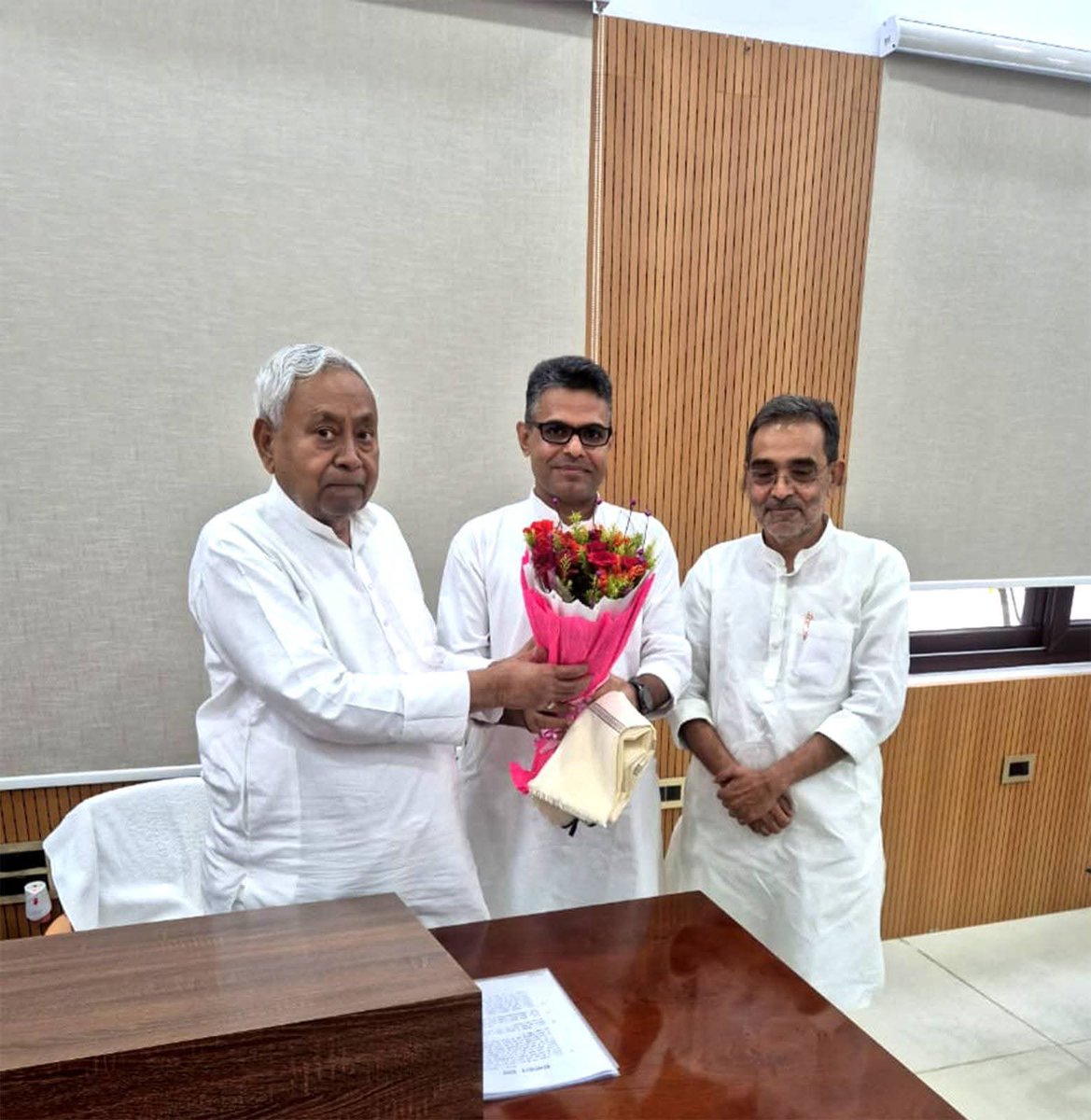 Upendra Kushwaha (@upendrakushrlm) on Twitter photo पटना: आदरणीय मुख्यमंत्री श्री नीतीश कुमार जी से आत्मीय भेंट। पटना: आदरणीय मुख्यमंत्री श्री नीतीश कुमार जी से आत्मीय भेंट।